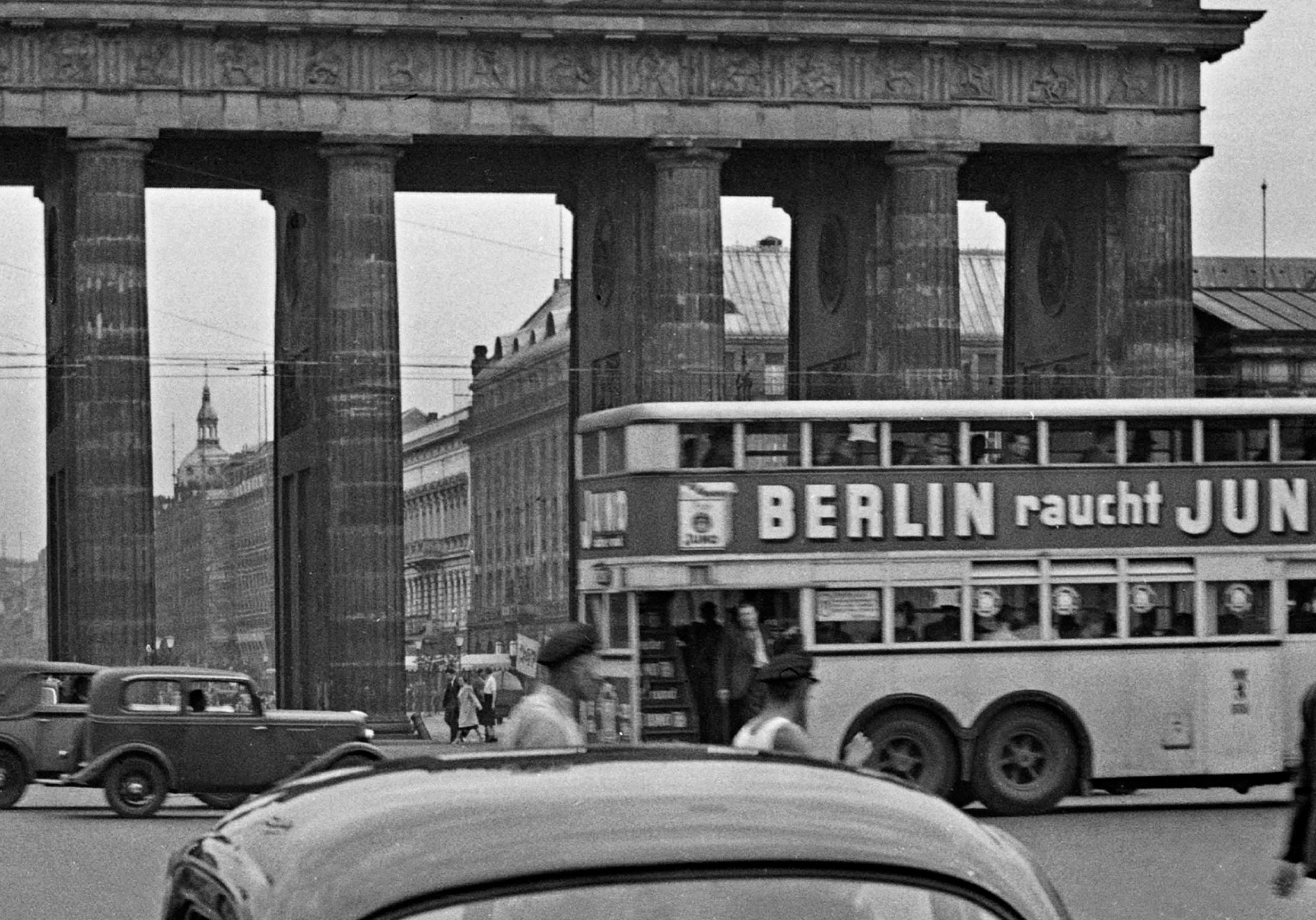 Gate de Brandenburg avec le scarabée de Volkswagen, Allemagne 1939 Imprimé ultérieurement  - Moderne Photograph par Karl Heinrich Lämmel