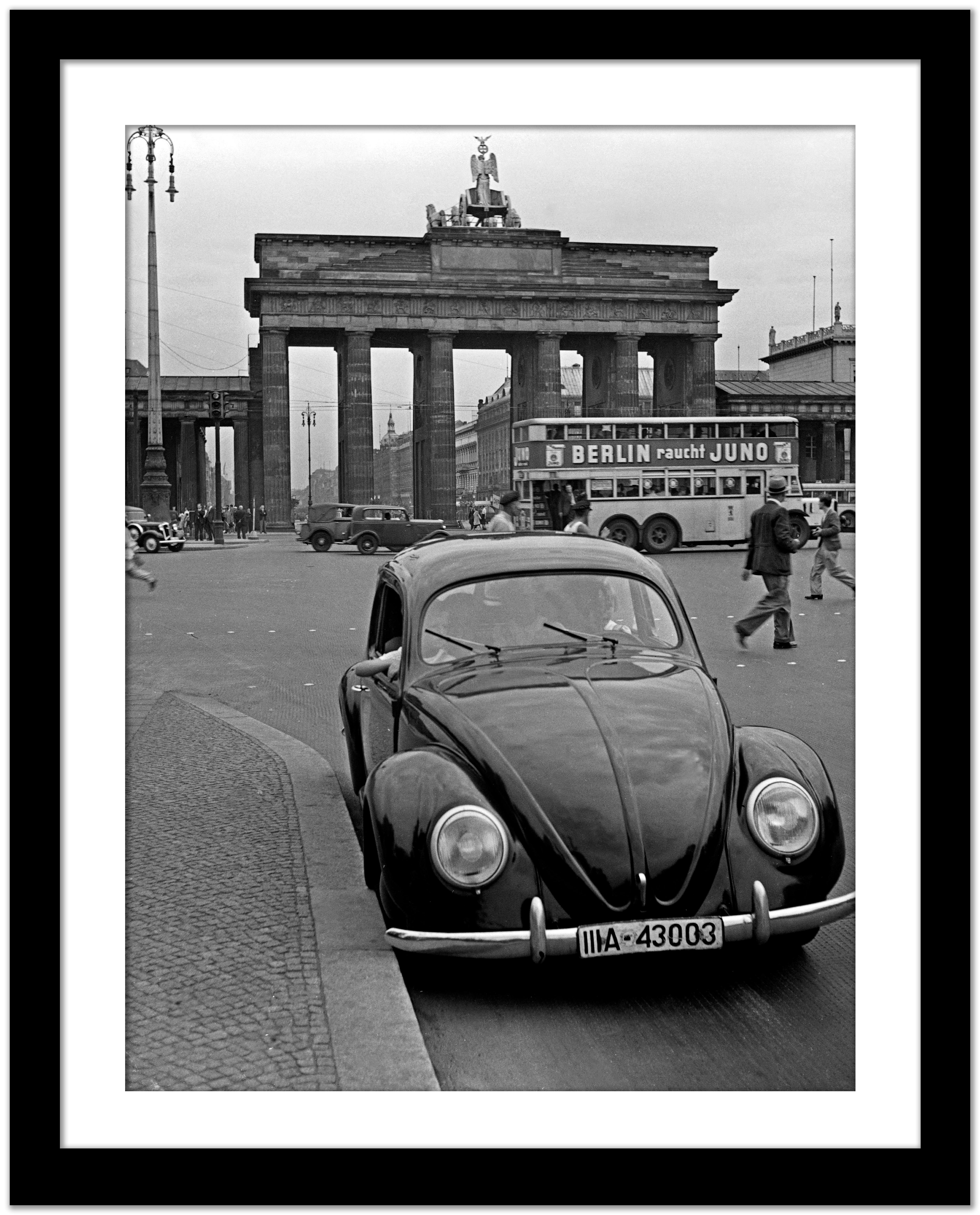 Gate de Brandenburg avec le scarabée de Volkswagen, Allemagne 1939 Imprimé ultérieurement  - Gris Black and White Photograph par Karl Heinrich Lämmel