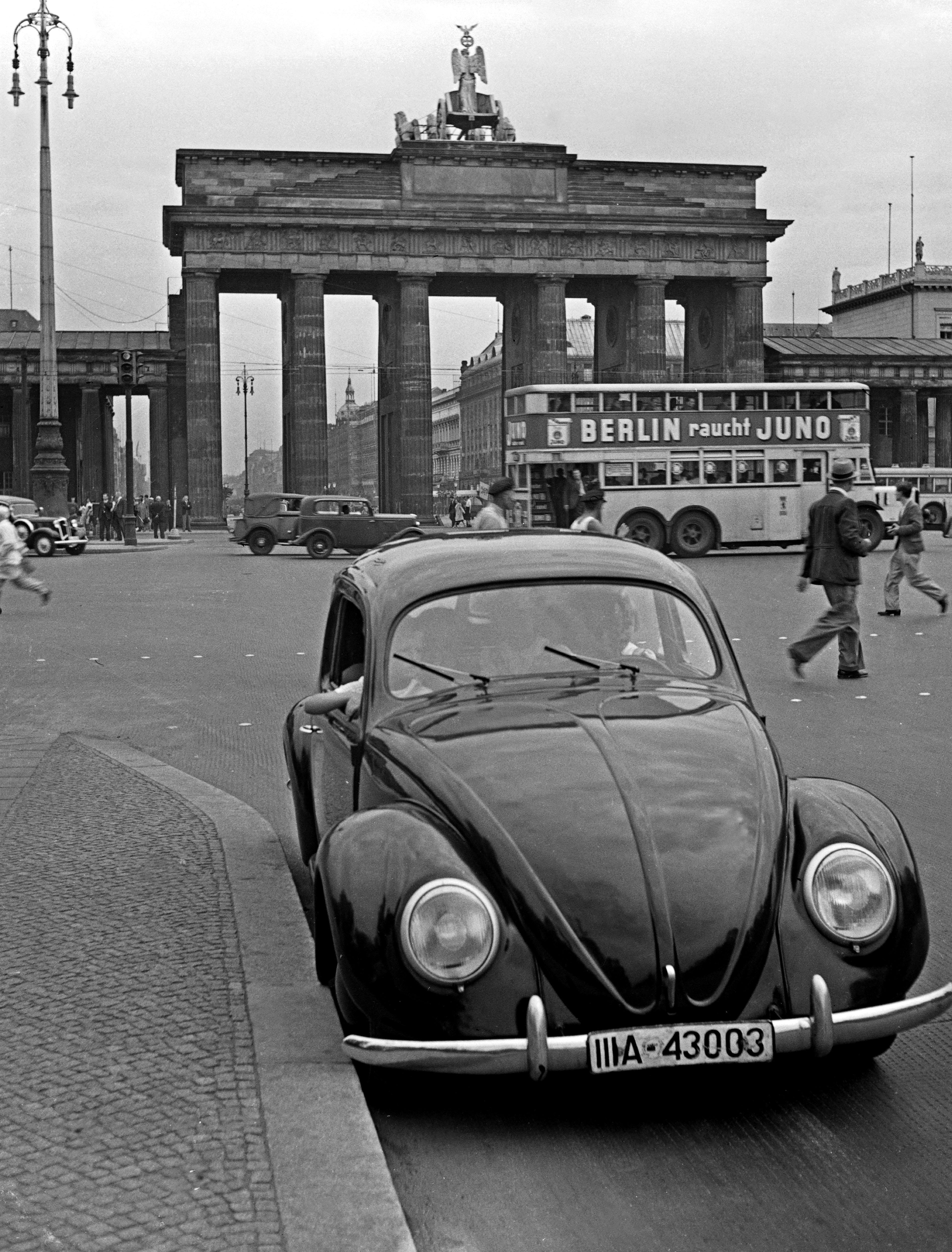 Black and White Photograph Karl Heinrich Lämmel - Gate de Brandenburg avec le scarabée de Volkswagen, Allemagne 1939 Imprimé ultérieurement 
