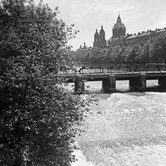 Bridge at Isar vue sur le pont de l'église Lutheran St. Lukas, Allemagne 1937, Imprimé ultérieurement