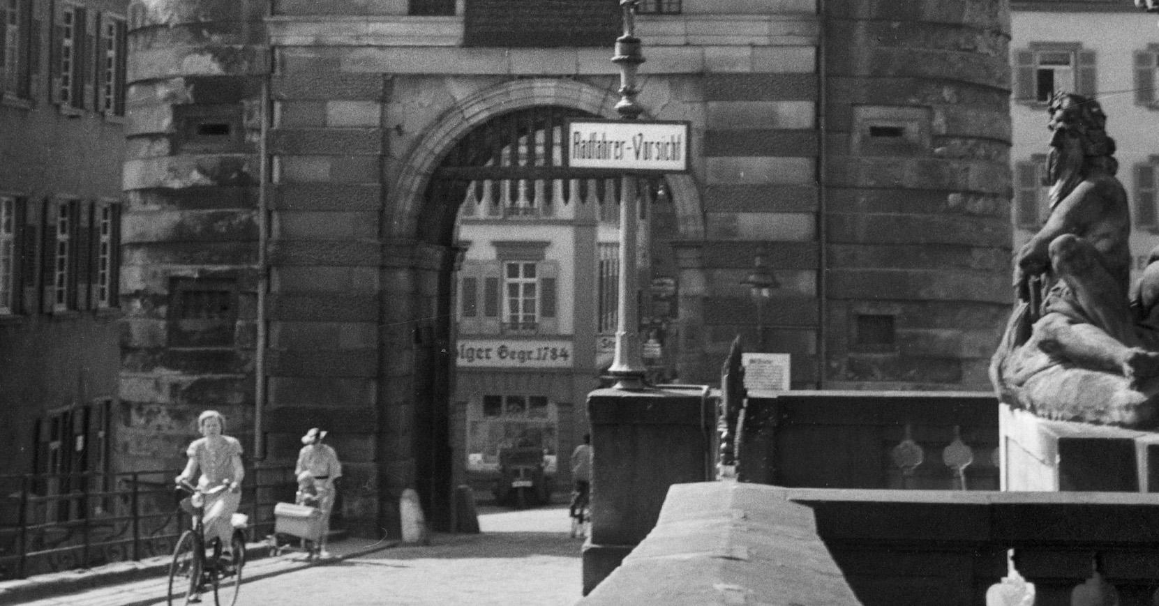 Le pont de la rivière Neckar jusqu'à la porte de Brueckentor Heidelberg, Allemagne 1936, Imprimé plus tard - Photograph de Karl Heinrich Lämmel