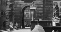 Pont sur la rivière Neckar vers la porte Brueckentor Heidelberg, Allemagne 1936, Imprimé ultérieurement