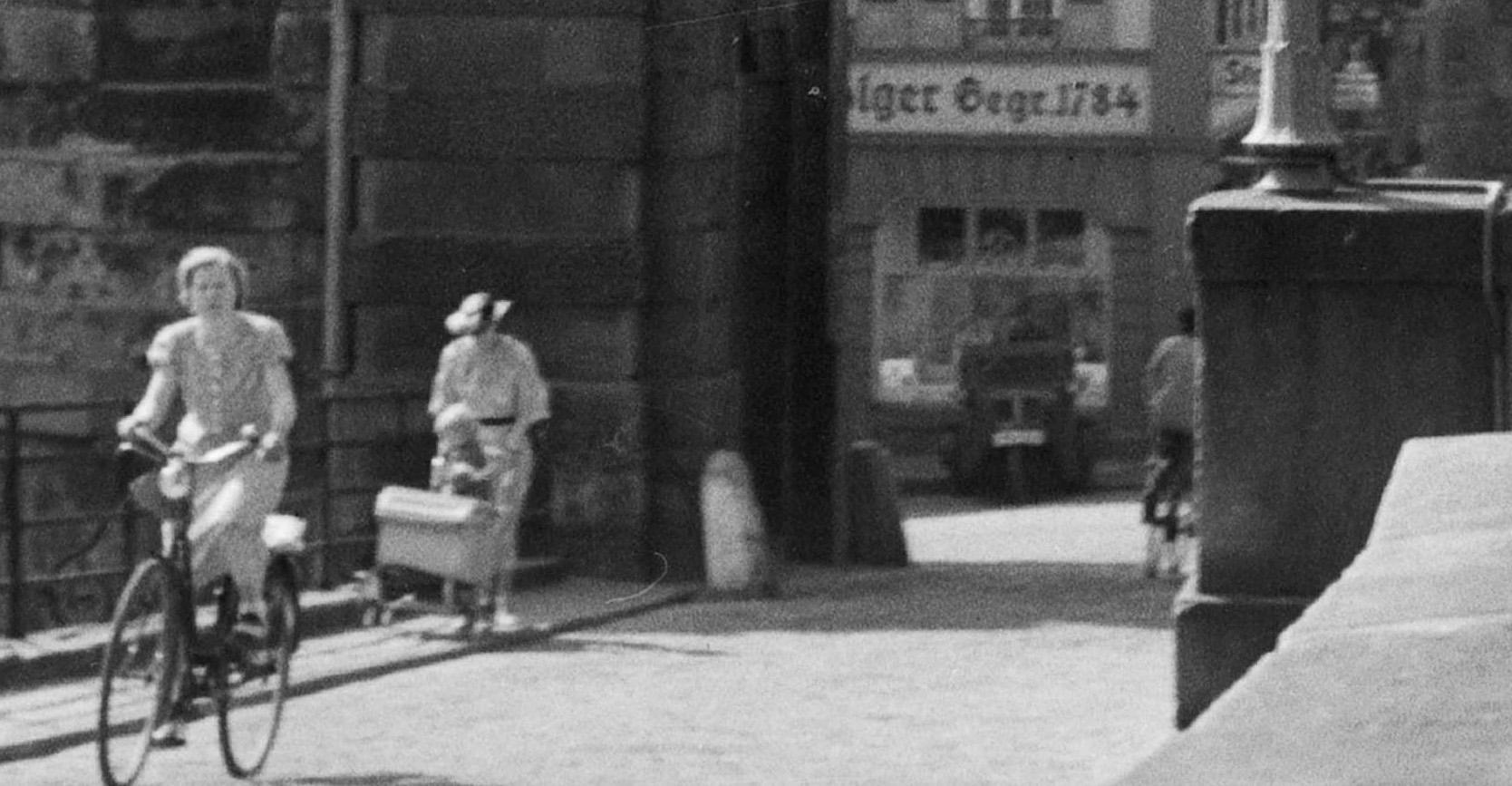 Le pont de la rivière Neckar jusqu'à la porte de Brueckentor Heidelberg, Allemagne 1936, Imprimé plus tard - Moderne Photograph par Karl Heinrich Lämmel