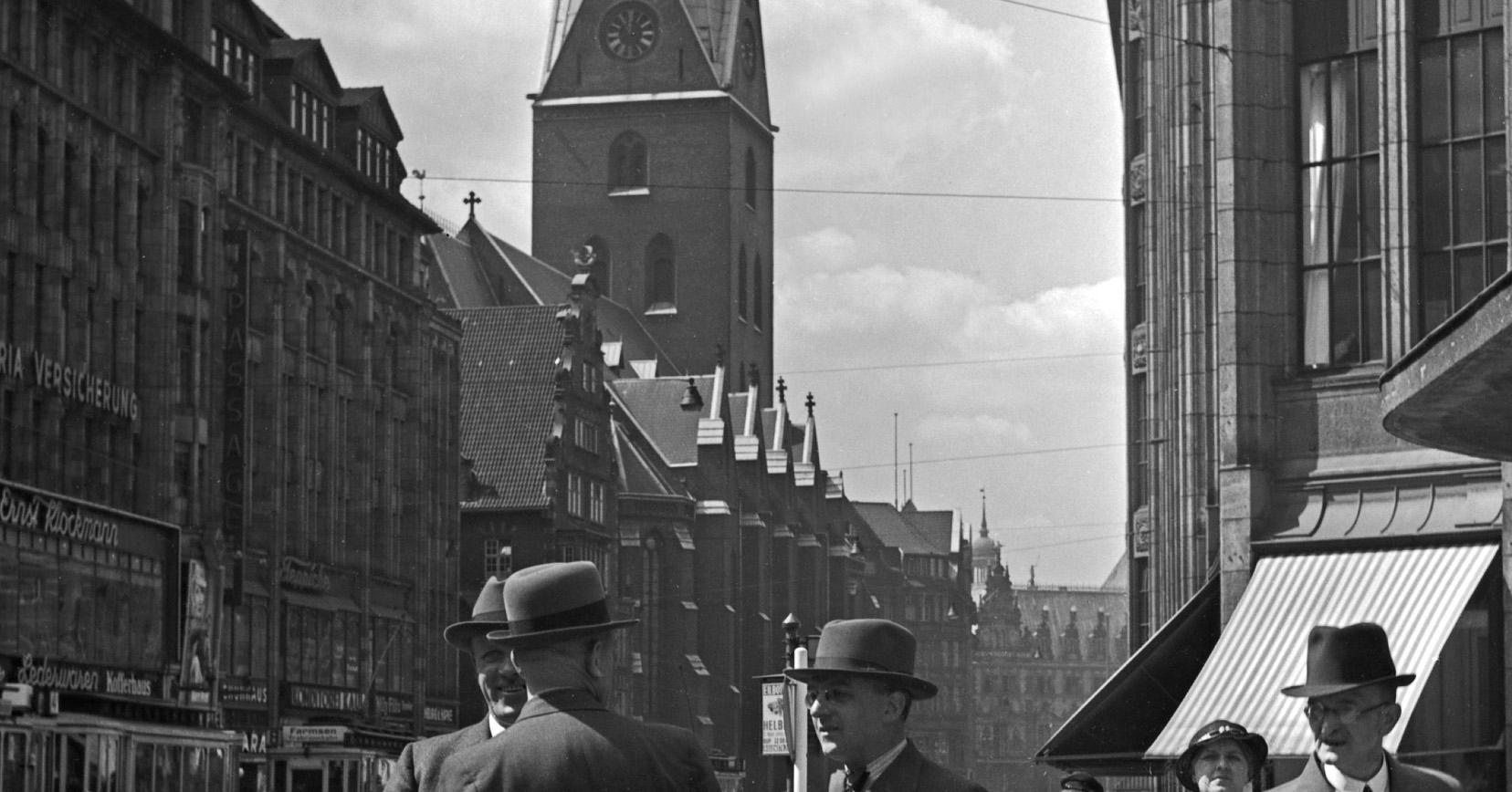 Business people, talking Moenckebergstrasse Hambourg Allemagne 1938 Imprimé ultérieurement  - Photograph de Karl Heinrich Lämmel