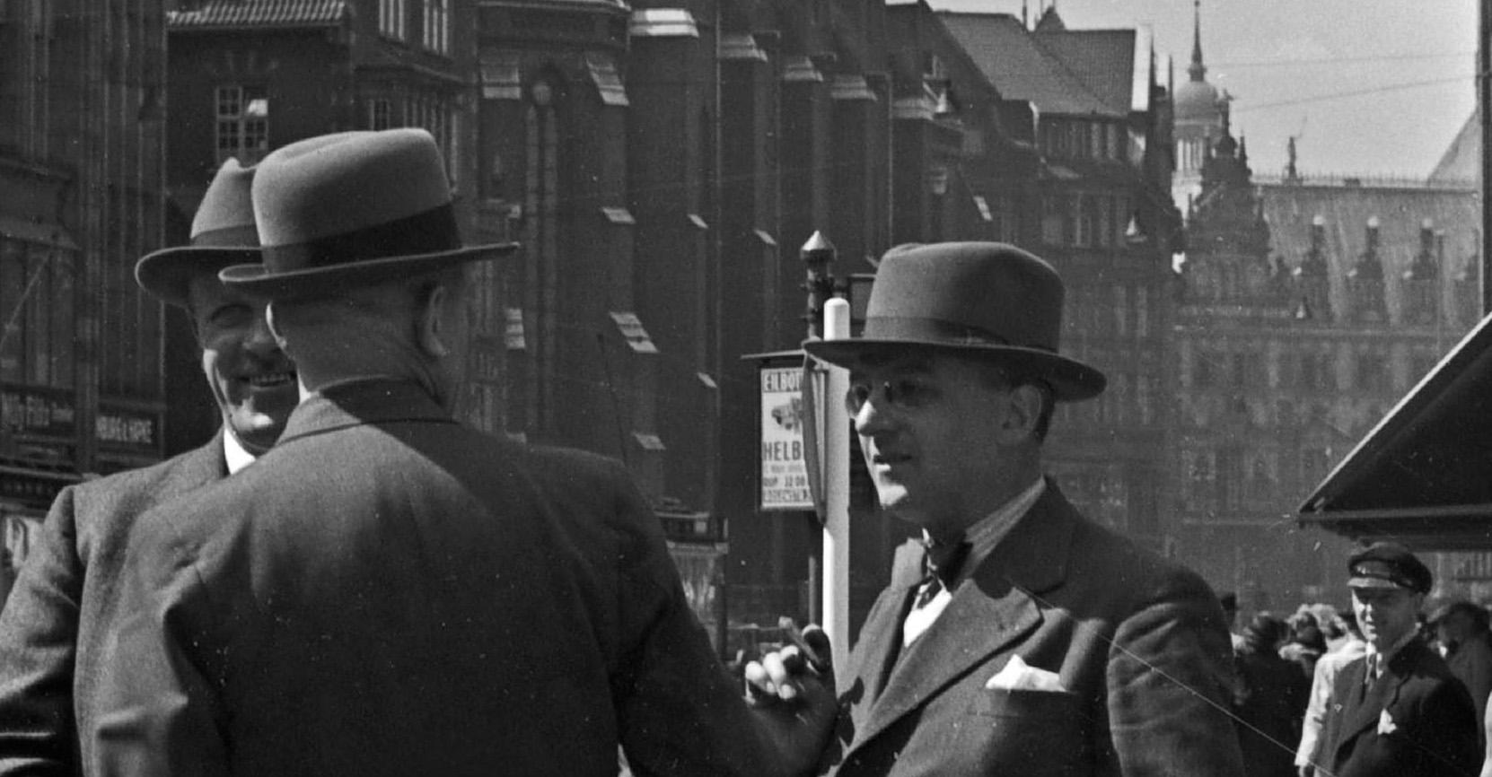 Business people, talking Moenckebergstrasse Hambourg Allemagne 1938 Imprimé ultérieurement  - Moderne Photograph par Karl Heinrich Lämmel