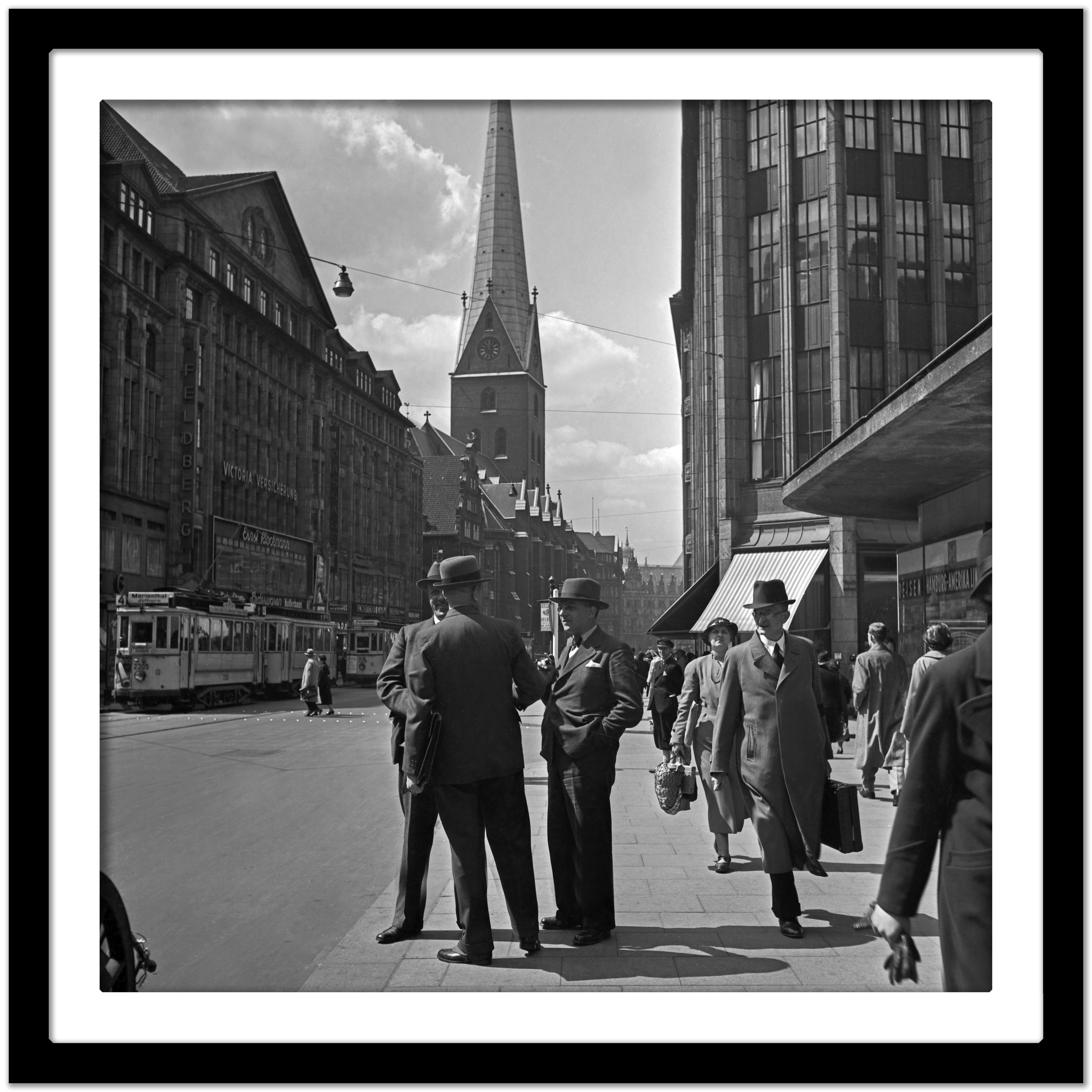 Business people, talking Moenckebergstrasse Hambourg Allemagne 1938 Imprimé ultérieurement  - Noir Black and White Photograph par Karl Heinrich Lämmel