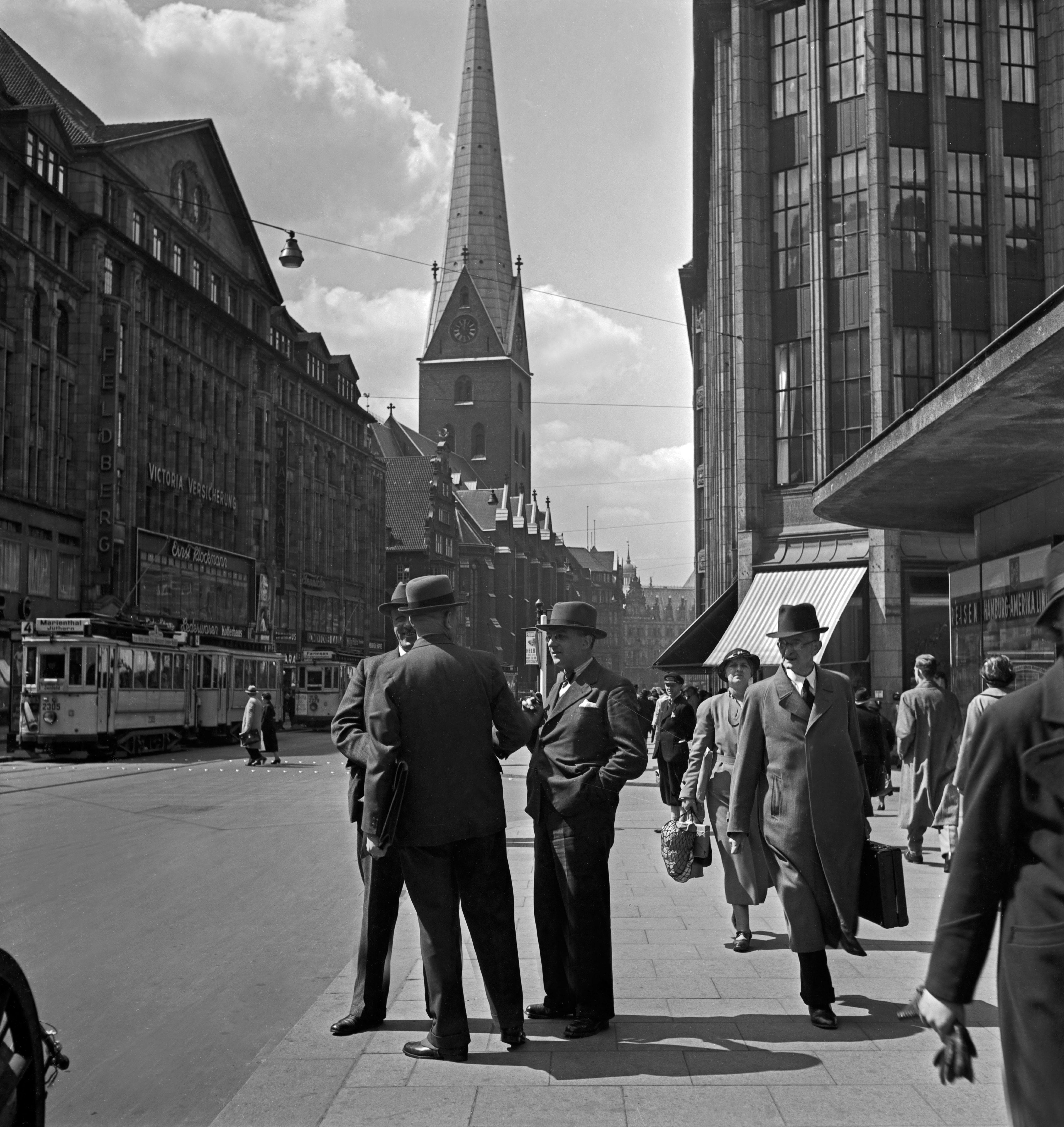 Black and White Photograph Karl Heinrich Lämmel - Business people, talking Moenckebergstrasse Hambourg Allemagne 1938 Imprimé ultérieurement 