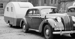 voiture, caravane à l'église Heiligeistkriche d' Heidelberg, Allemagne 1938, imprimée plus tard