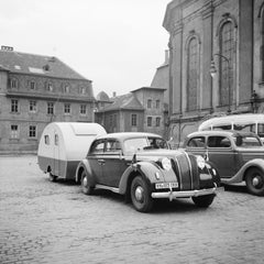 voiture, caravane à l'église Heiligeistkriche d' Heidelberg, Allemagne 1938, imprimée plus tard 