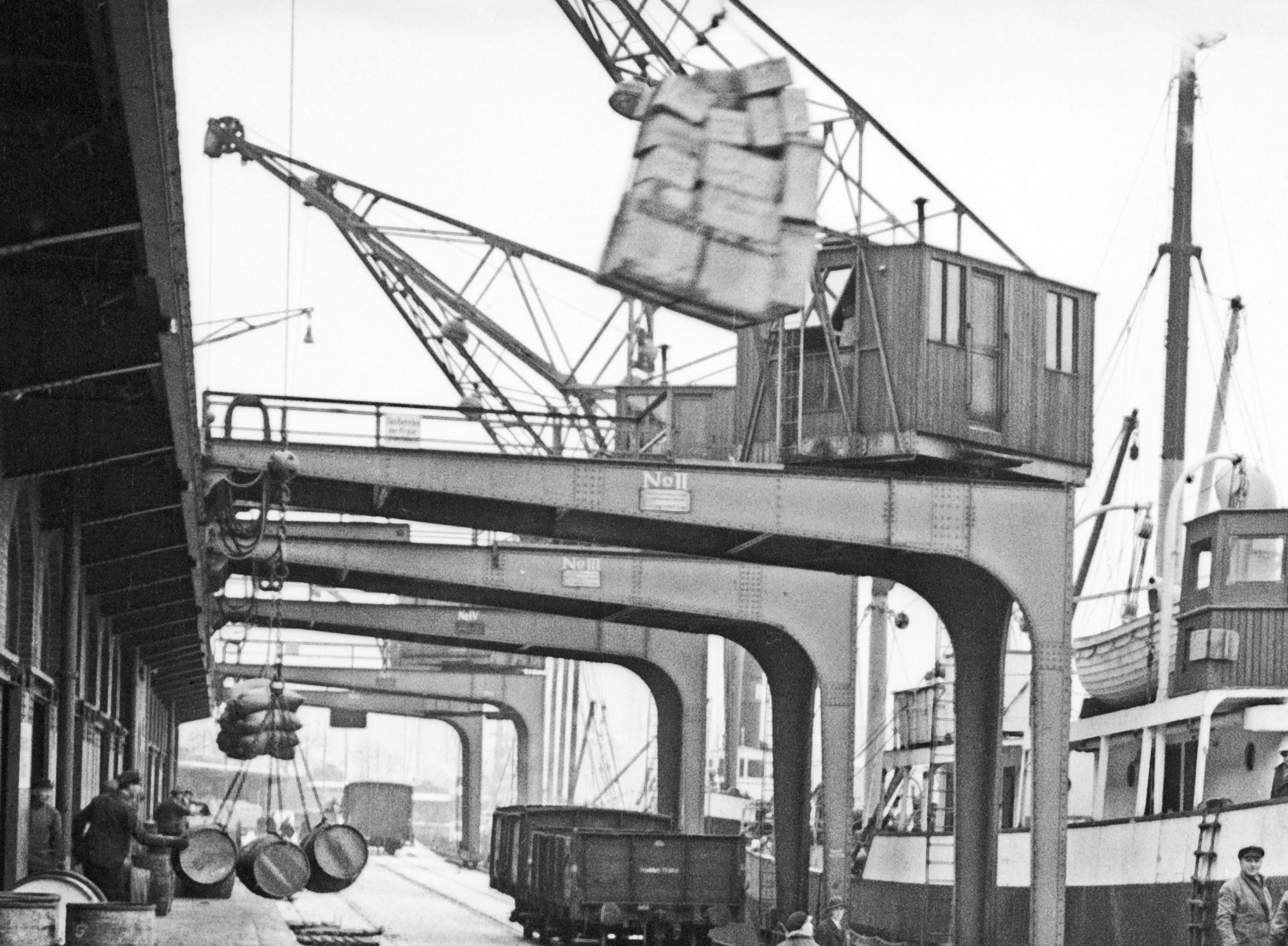 Cargo quay près du pont du port, Allemagne 1934 Imprimé ultérieurement  - Moderne Photograph par Karl Heinrich Lämmel