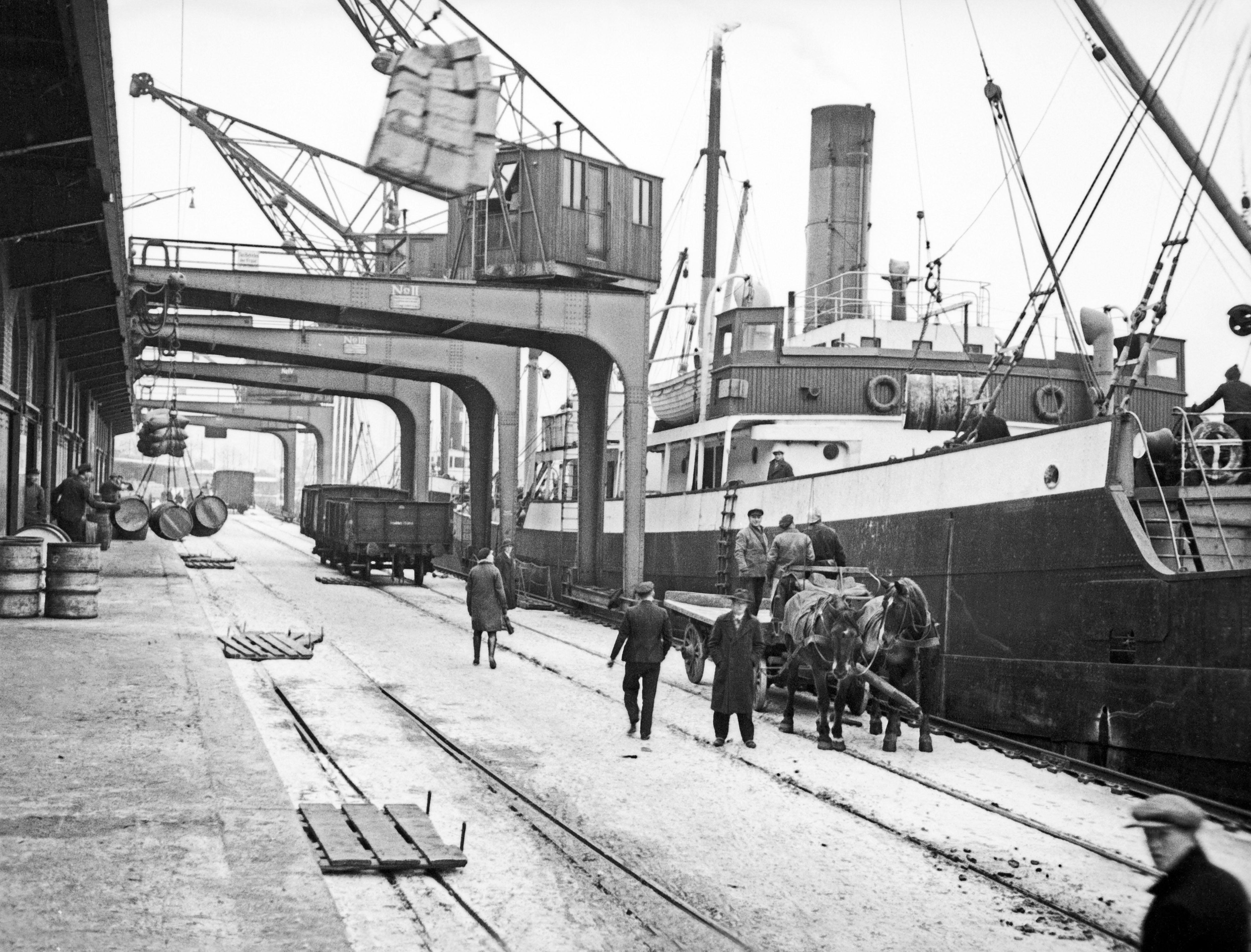 Black and White Photograph Karl Heinrich Lämmel - Cargo quay près du pont du port, Allemagne 1934 Imprimé ultérieurement 