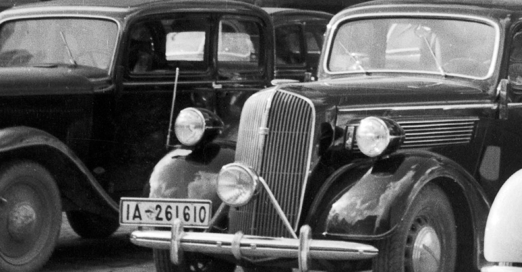 Cars Parken im alten Heidelberger Rathaus, Deutschland 1936, gedruckt später (Moderne), Photograph, von Karl Heinrich Lämmel