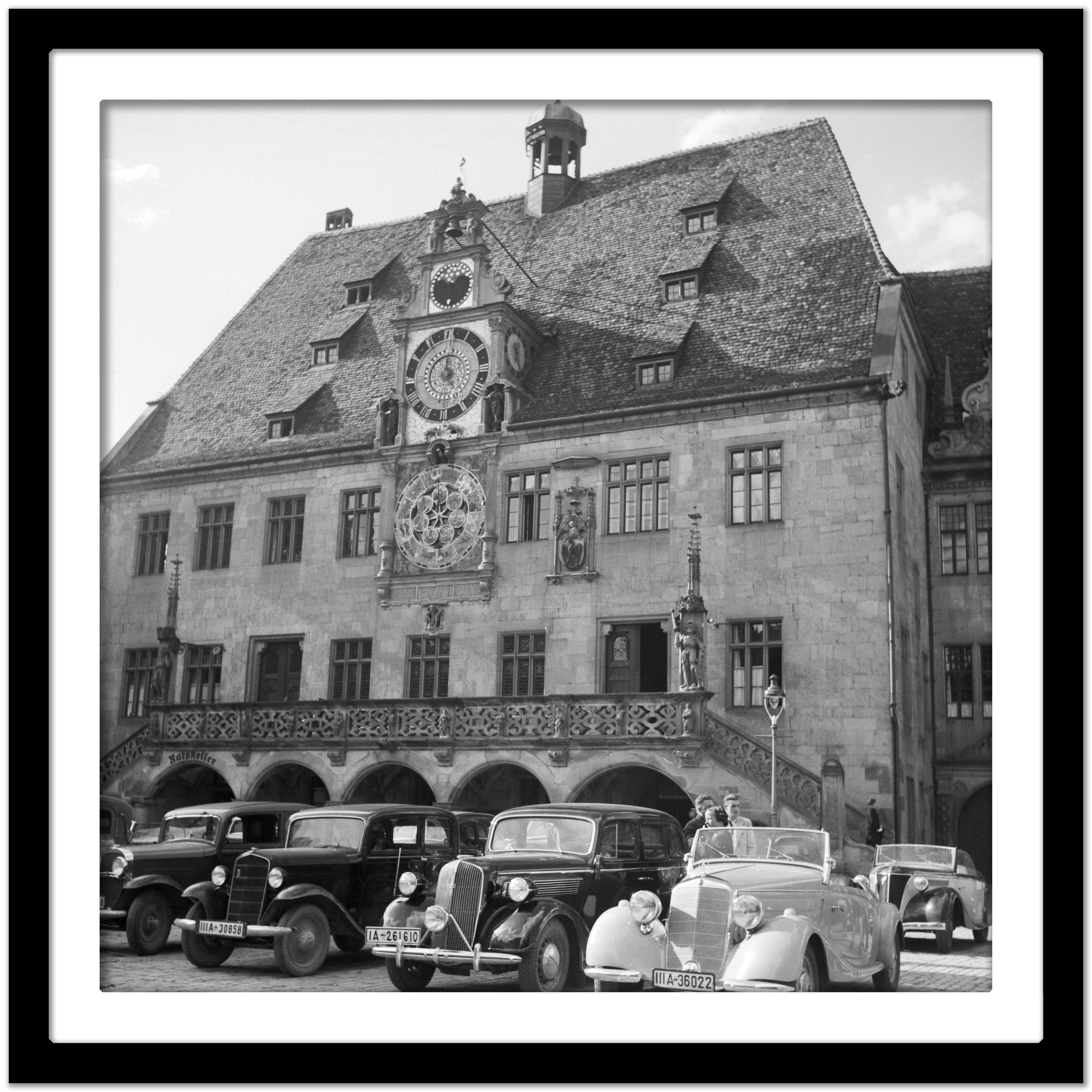 Cars Parken im alten Heidelberger Rathaus, Deutschland 1936, gedruckt später (Grau), Black and White Photograph, von Karl Heinrich Lämmel