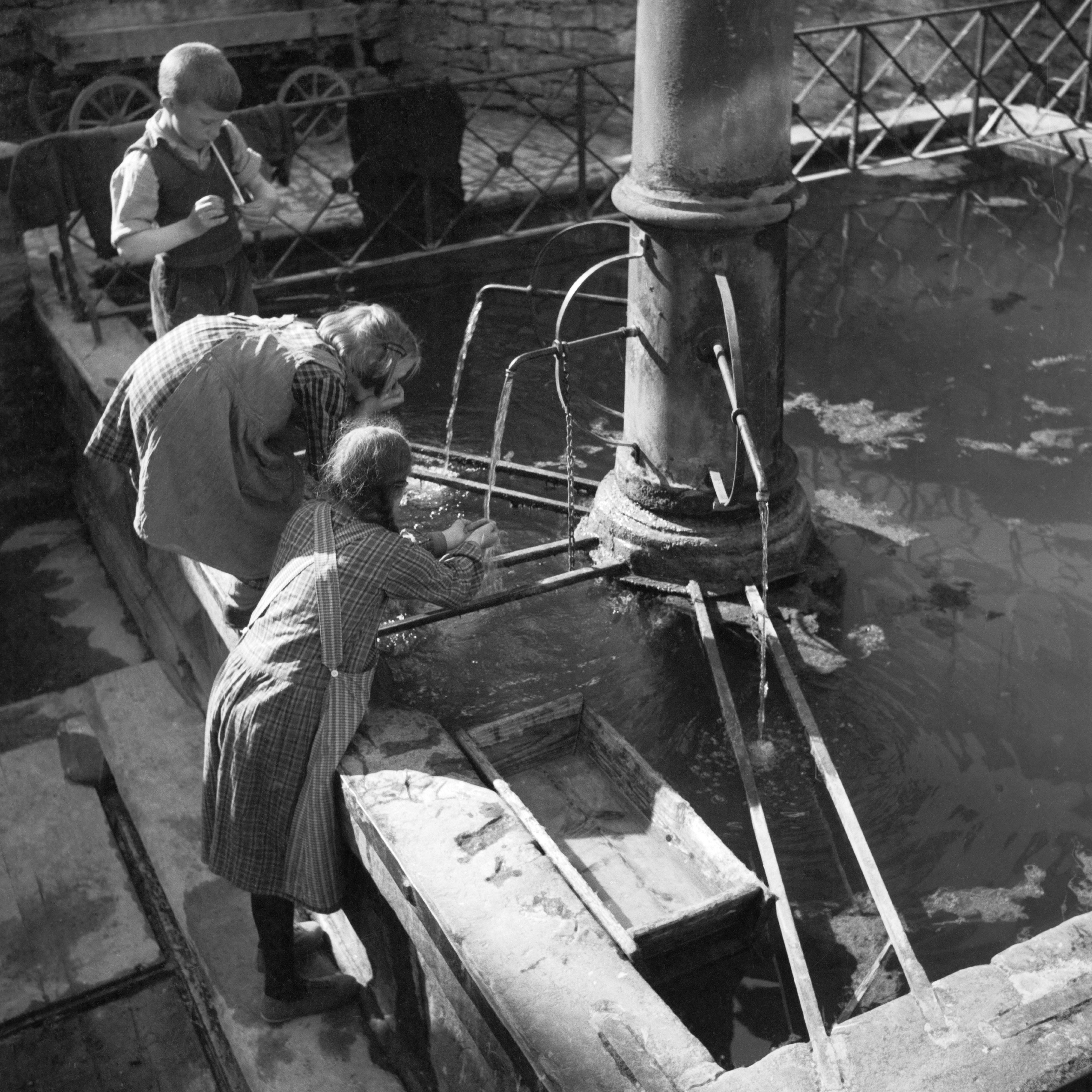 Karl Heinrich Lämmel Black and White Photograph - Children drinking water from fountain Heidelberg, Germany 1936, Printed Later 