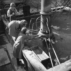 Enfants boignant de l'eau de la fontaine d'Hautheim, Allemagne 1936, Imprimé ultérieurement 