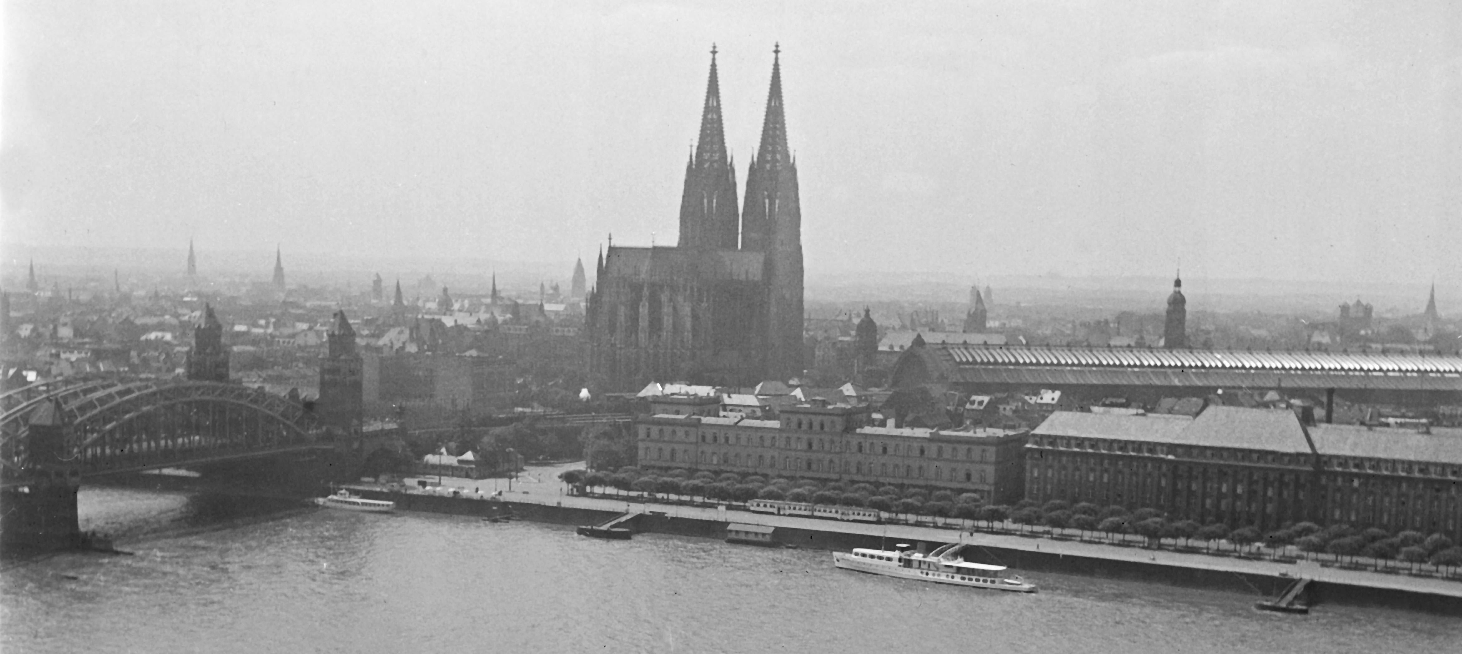 Cologne, Germany 1935, Printed Later - Modern Photograph by Karl Heinrich Lämmel