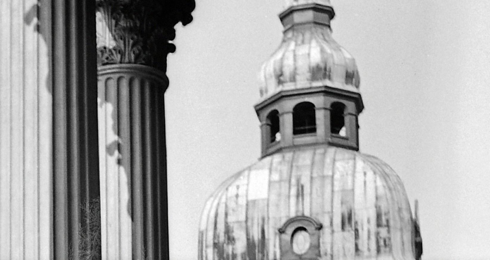 Columnes à l'entrée du théâtre de Darmstadt, Allemagne 1938 Imprimé ultérieurement  - Moderne Photograph par Karl Heinrich Lämmel