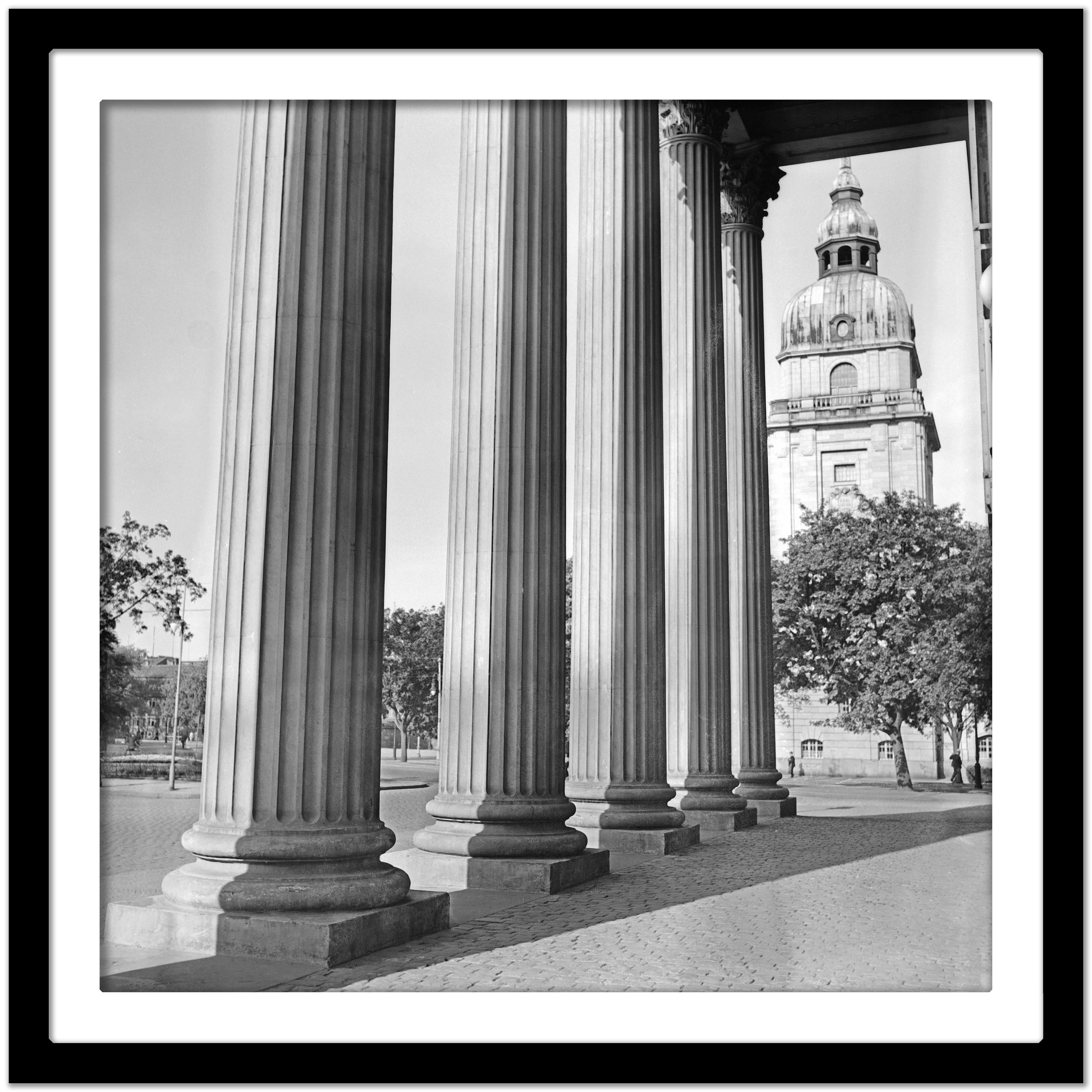 Columnes à l'entrée du théâtre de Darmstadt, Allemagne 1938 Imprimé ultérieurement  - Gris Black and White Photograph par Karl Heinrich Lämmel