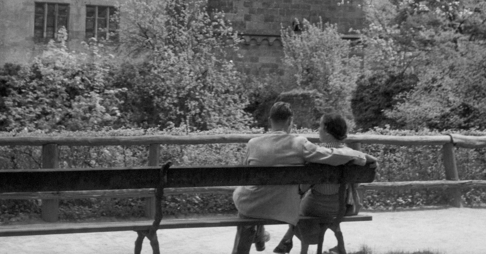 Couple on a bench front of Heidelberg castle, Germany 1936, Printed Later  - Photograph by Karl Heinrich Lämmel