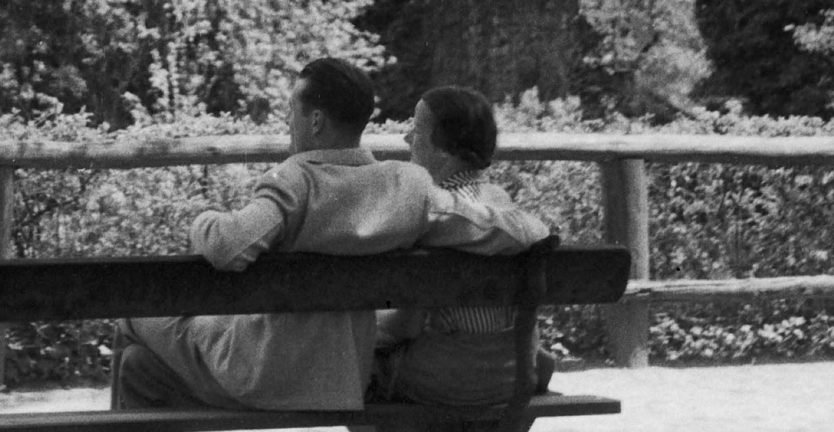 Couple on bench at Heidelberg castle, Germany 1936, Printed Later  - Modern Photograph by Karl Heinrich Lämmel