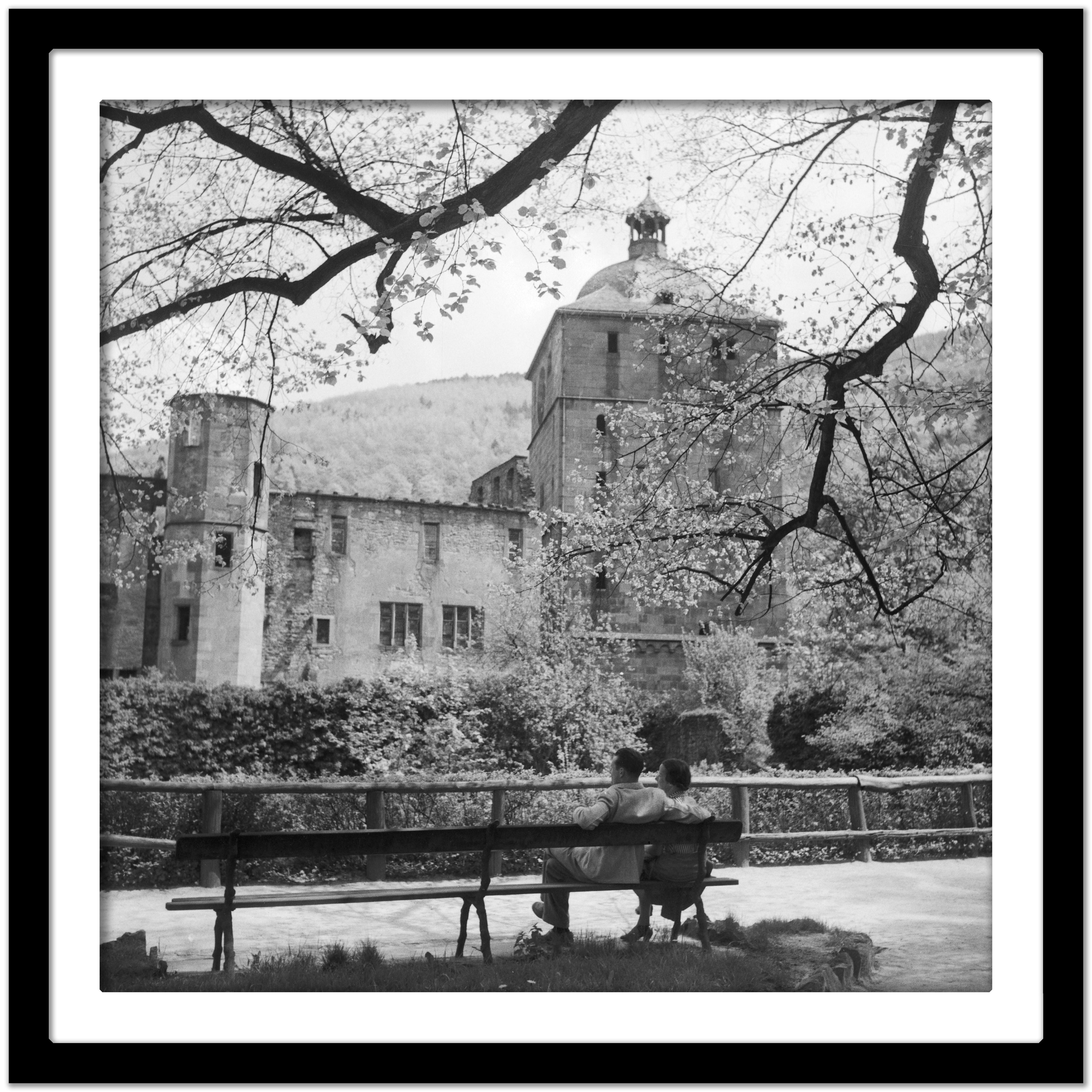 Couple on bench at Heidelberg castle, Germany 1936, Printed Later  - Gray Black and White Photograph by Karl Heinrich Lämmel