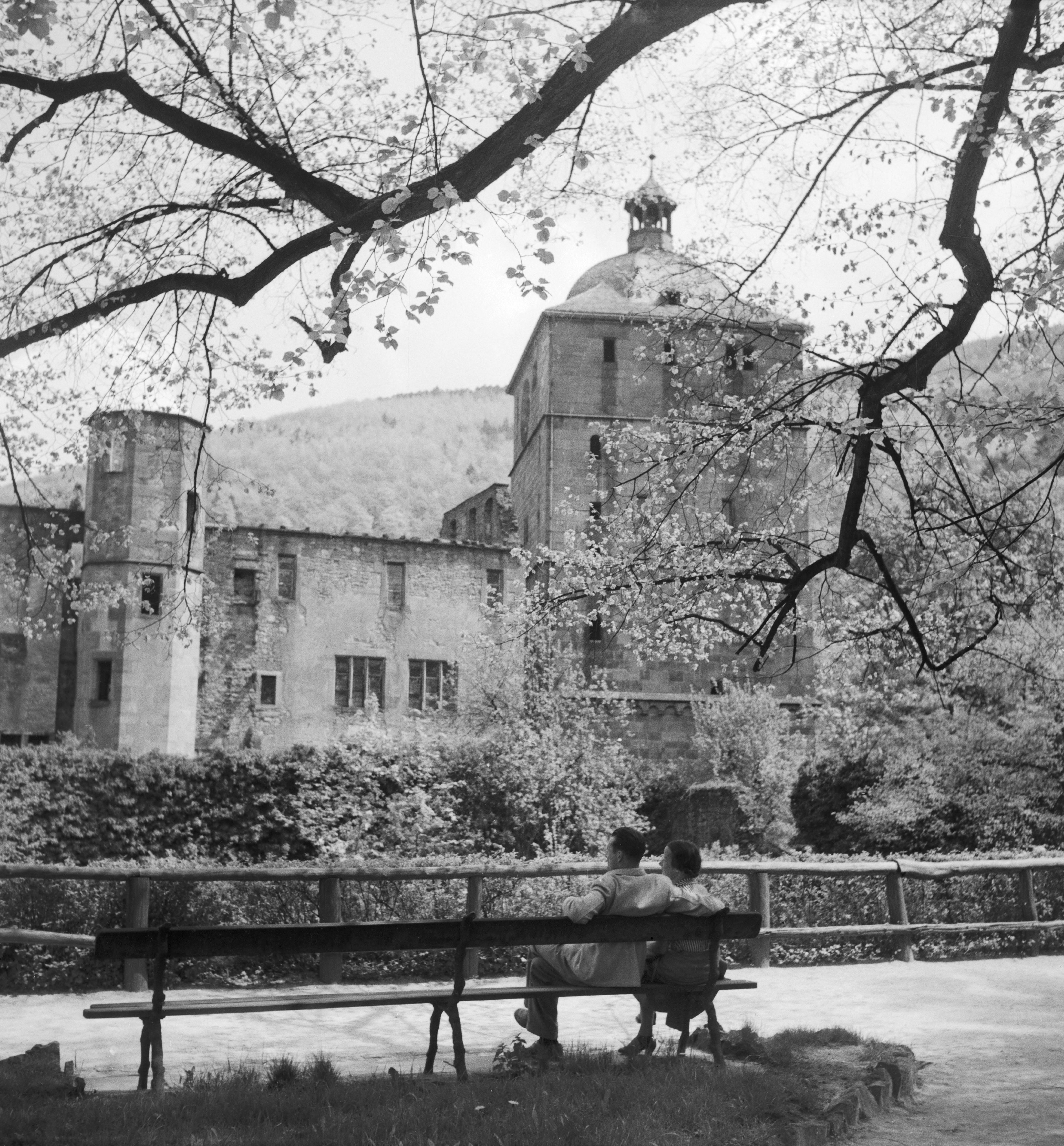 Karl Heinrich Lämmel Black and White Photograph - Couple on bench at Heidelberg castle, Germany 1936, Printed Later 