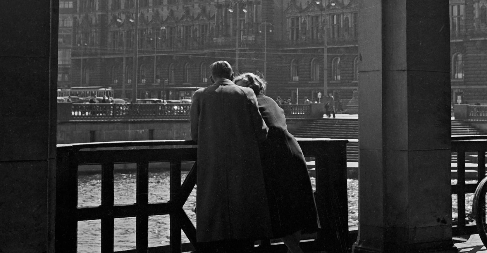 Couple debout à la colonnade jusqu'à l'hôtel de ville de Hambourg, Allemagne 1938, Imprimé plus tard  - Photograph de Karl Heinrich Lämmel