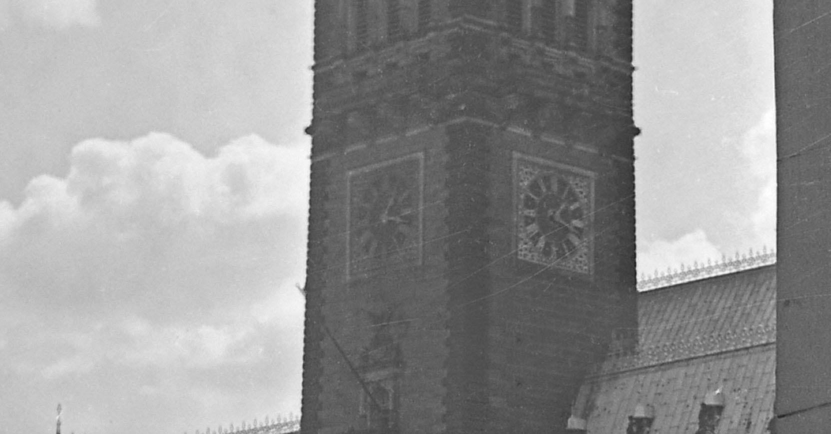 Coppia in piedi al colonnato del municipio di Amburgo, Germania 1938, Stampa successiva - Photograph Moderno di Karl Heinrich Lämmel