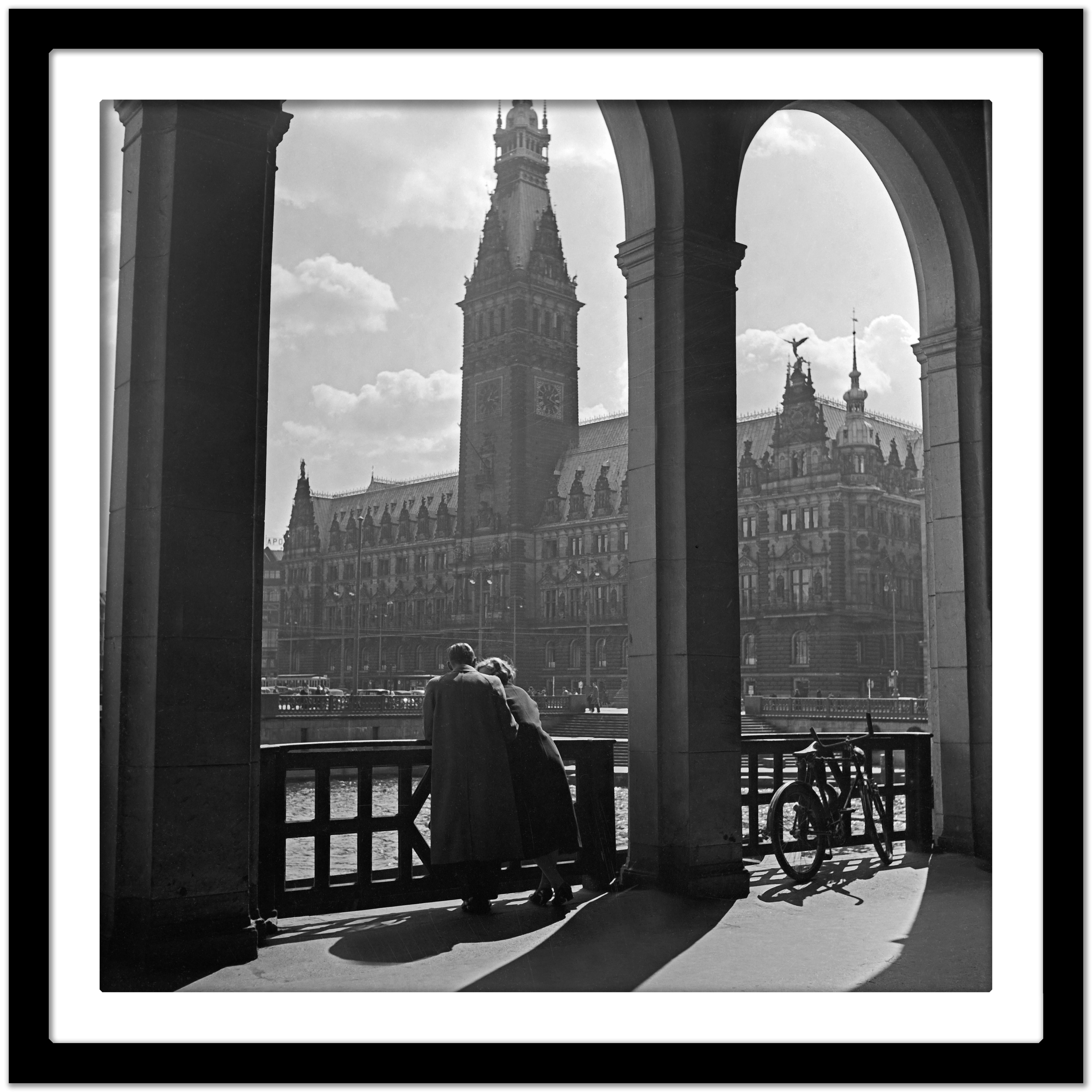 Coppia in piedi al colonnato del municipio di Amburgo, Germania 1938, Stampa successiva - Black and White Photograph Nero di Karl Heinrich Lämmel
