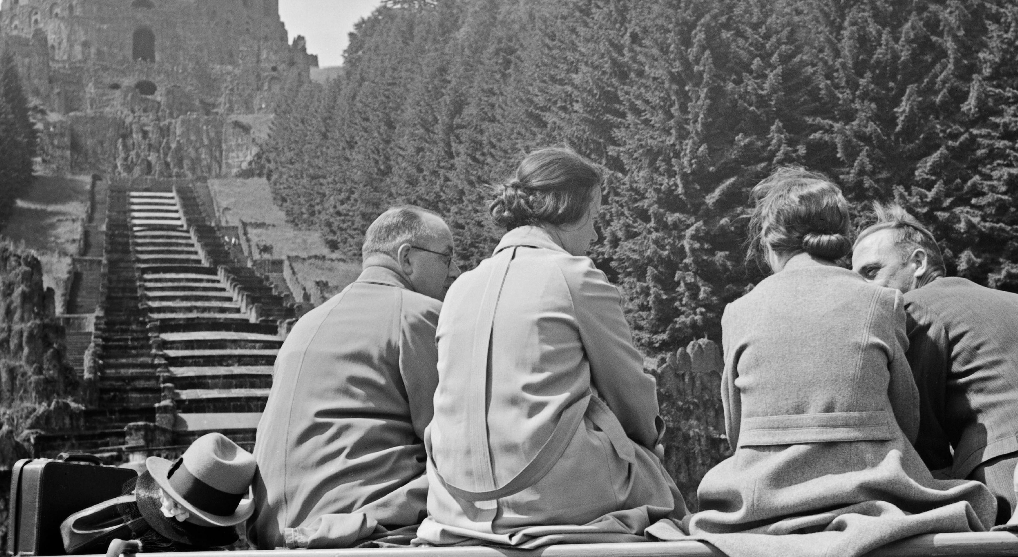 Couples on a bench in front of a statue in Kassel, Germany 1937 Printed Later - Photograph by Karl Heinrich Lämmel