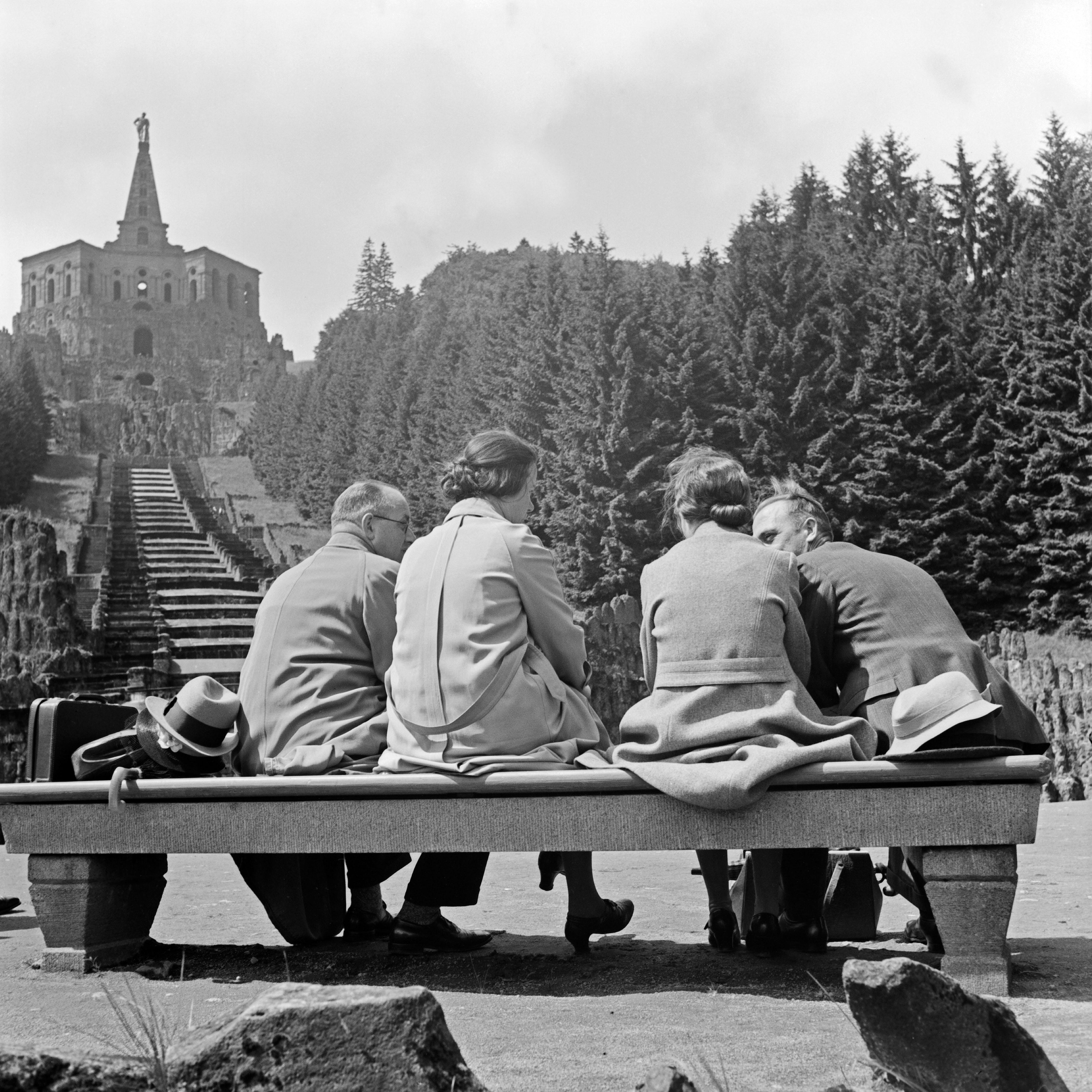 Black and White Photograph Karl Heinrich Lämmel - Couples sur un banc devant une statue à Kassel, Allemagne 1937 Imprimé ultérieurement