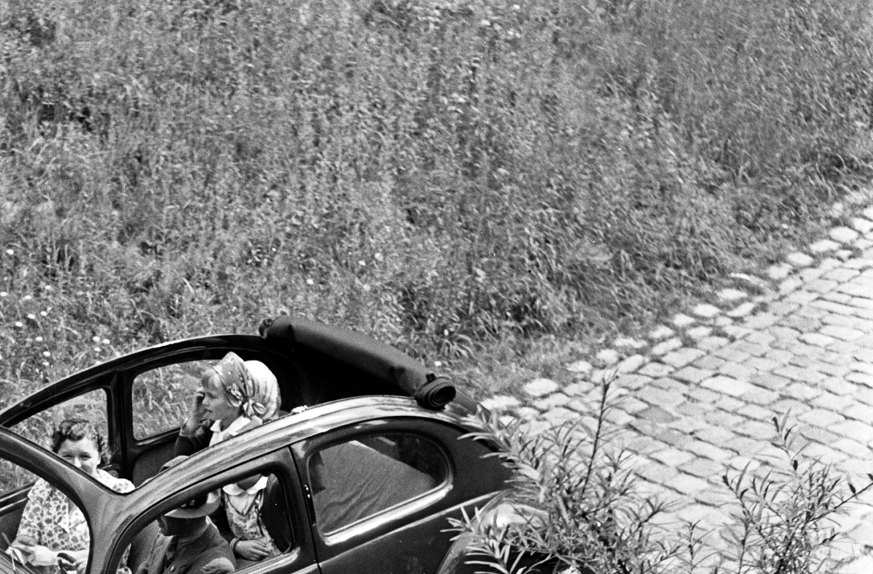 Vivre à travers les montagnes dans le scarabée de Volkswagen, Allemagne 1939 Imprimé ultérieurement - Photograph de Karl Heinrich Lämmel