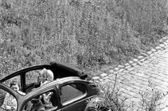 Vivre à travers les montagnes dans le scarabée de Volkswagen, Allemagne 1939 Imprimé ultérieurement