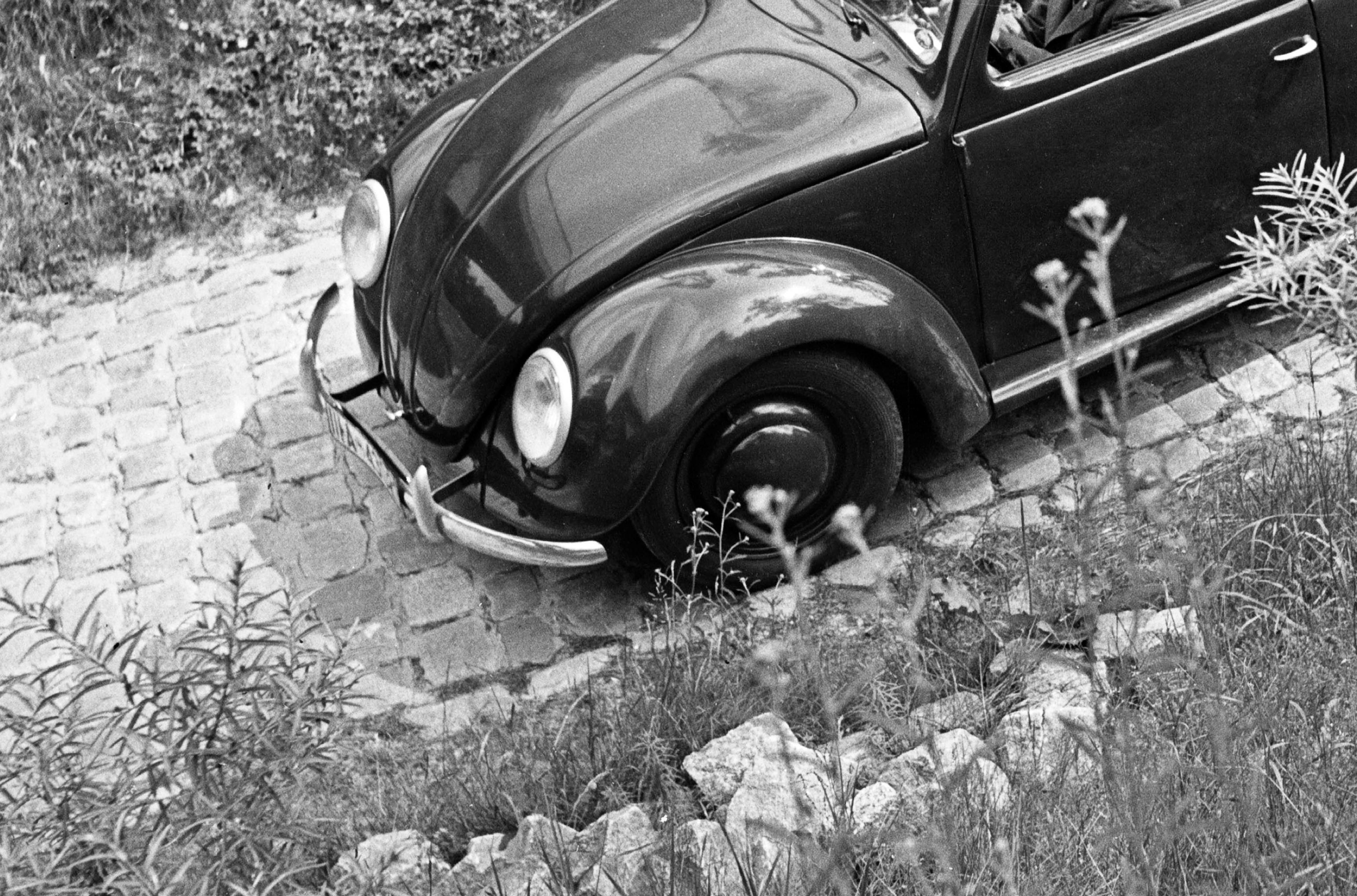 Driving durch Berge im Volkswagen-Käfer, Deutschland 1939 Später gedruckt (Moderne), Photograph, von Karl Heinrich Lämmel