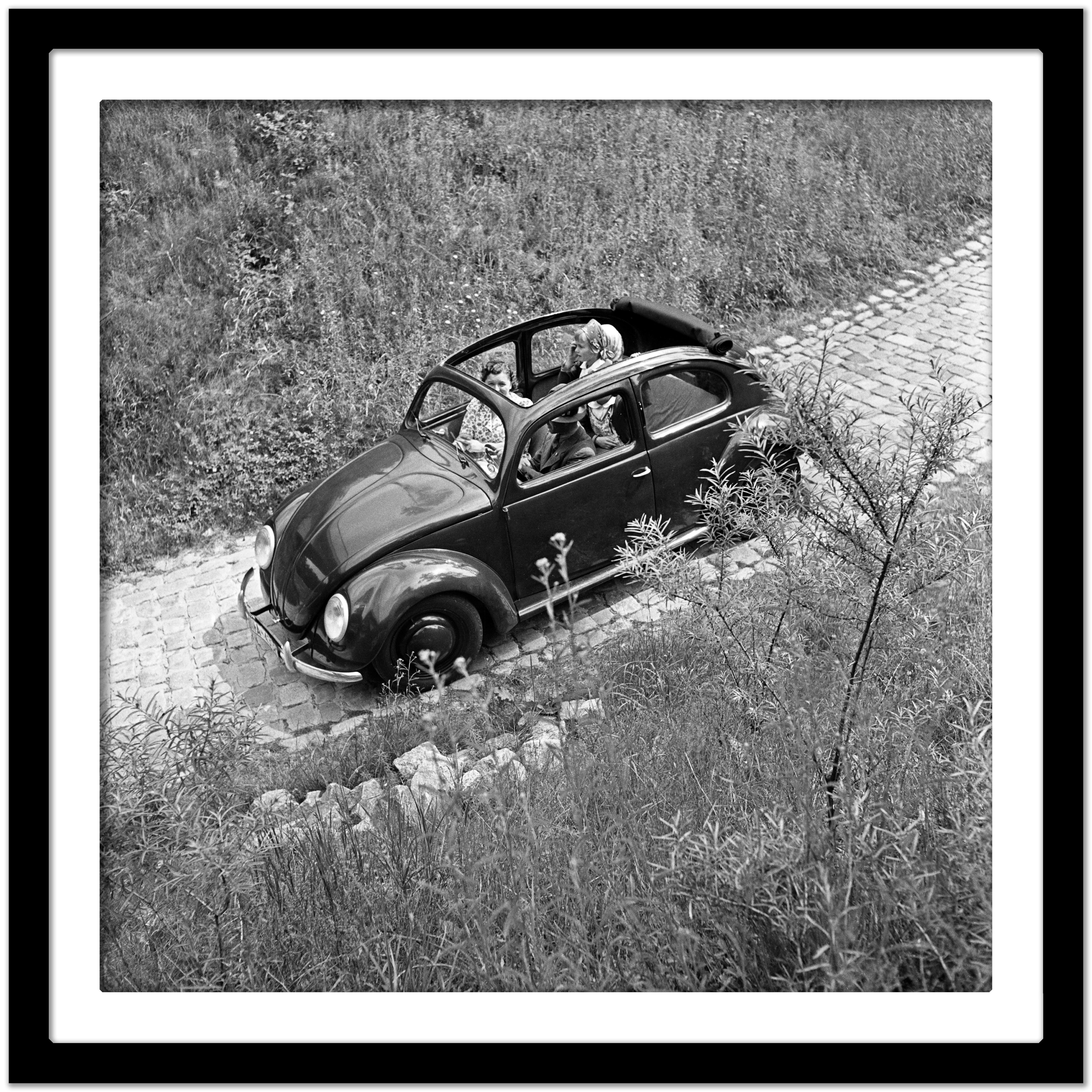 Driving durch Berge im Volkswagen-Käfer, Deutschland 1939 Später gedruckt (Grau), Black and White Photograph, von Karl Heinrich Lämmel