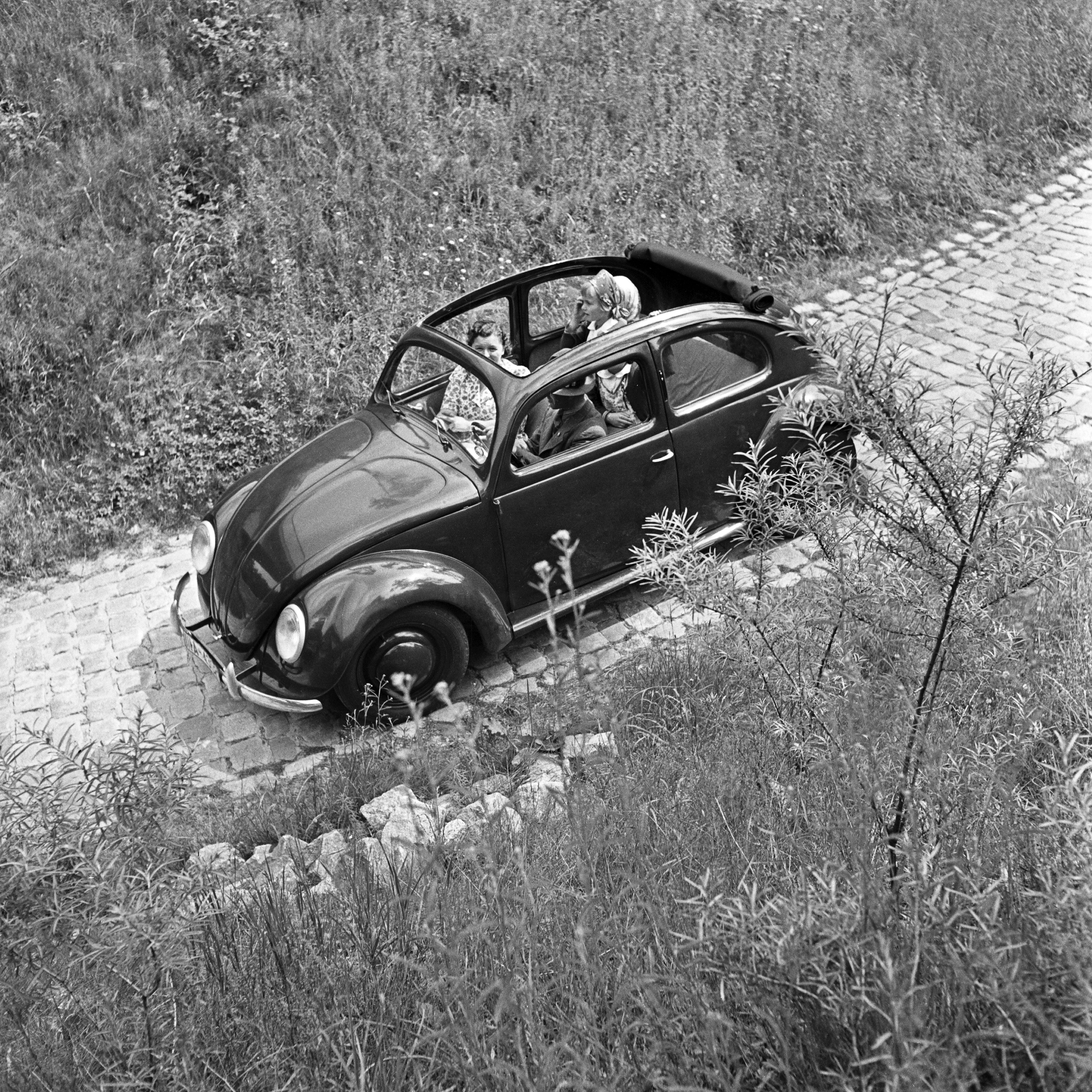 Black and White Photograph Karl Heinrich Lämmel - Vivre à travers les montagnes dans le scarabée de Volkswagen, Allemagne 1939 Imprimé ultérieurement