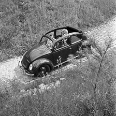 Vivre à travers les montagnes dans le scarabée de Volkswagen, Allemagne 1939 Imprimé ultérieurement