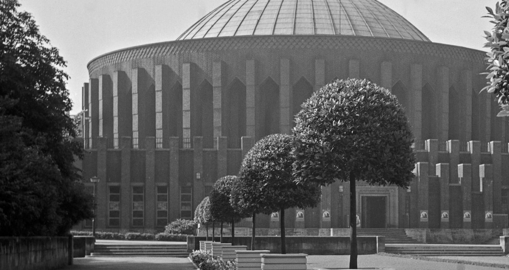 Duesseldorf planetarium and Shipping Museum, Allemagne 1937 Imprimé plus tard  - Photograph de Karl Heinrich Lämmel