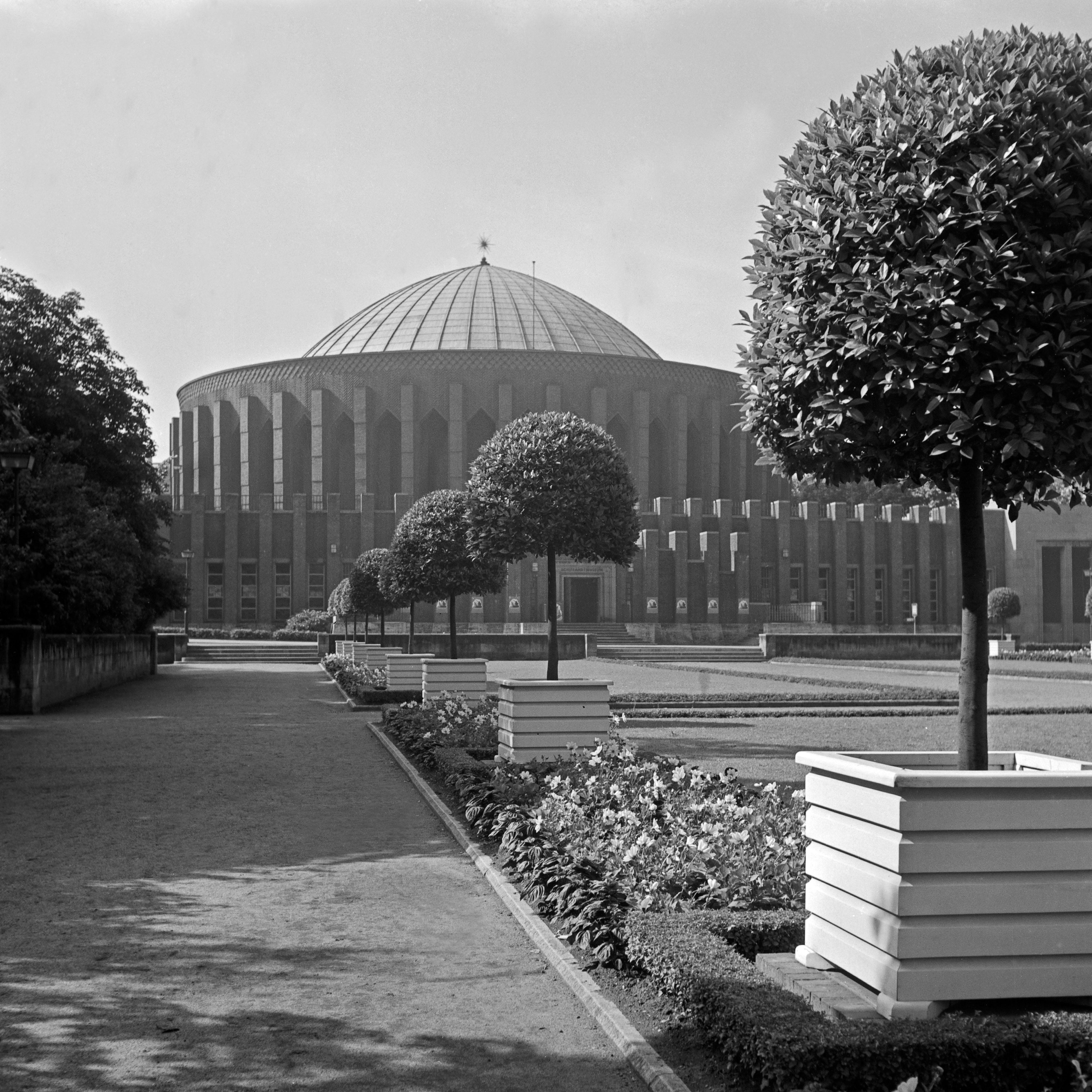 Black and White Photograph Karl Heinrich Lämmel - Duesseldorf planetarium and Shipping Museum, Allemagne 1937 Imprimé plus tard 