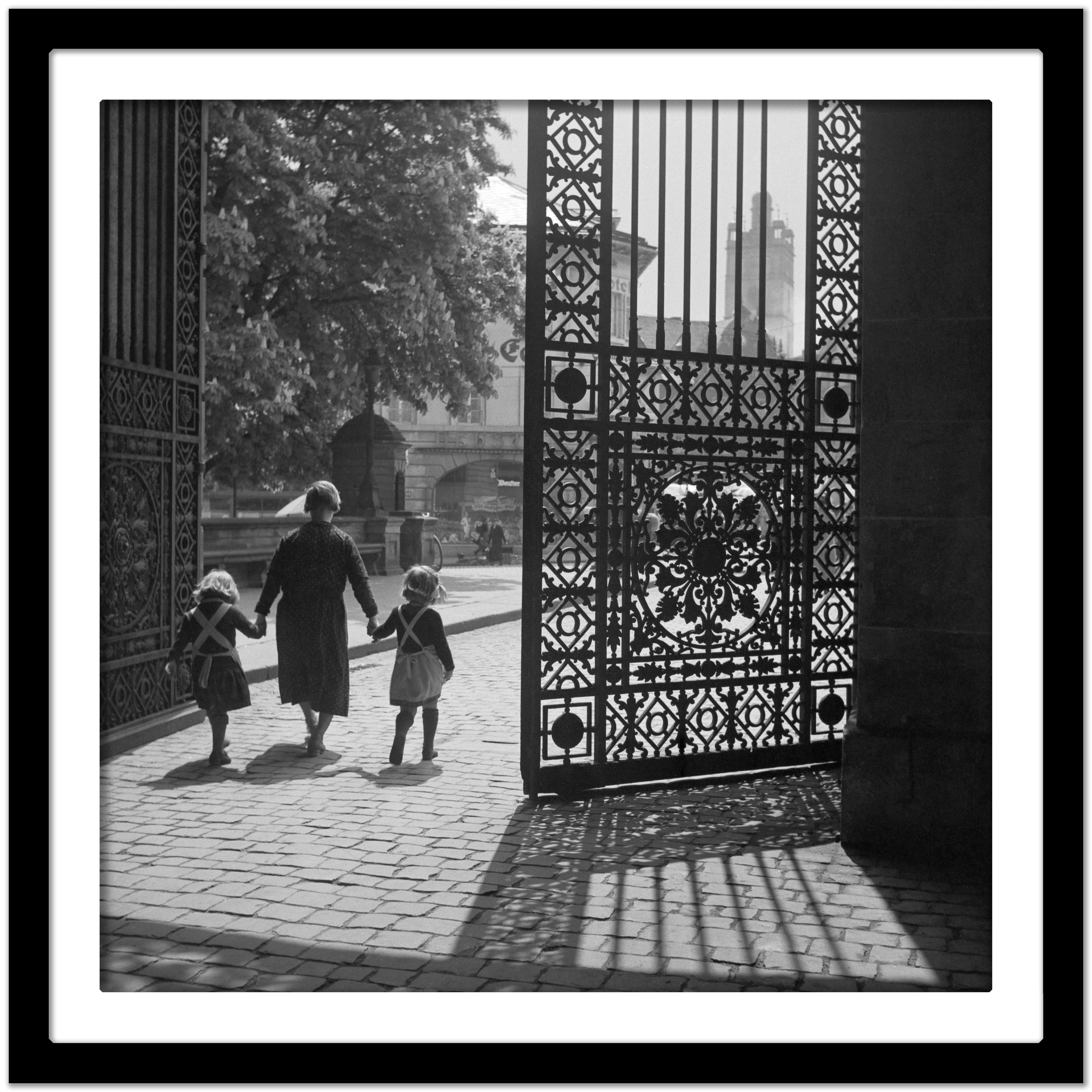 Porte d'entrée Darmstadt, jeune fille et femme, Allemagne 1938 Imprimé ultérieurement  - Noir Black and White Photograph par Karl Heinrich Lämmel