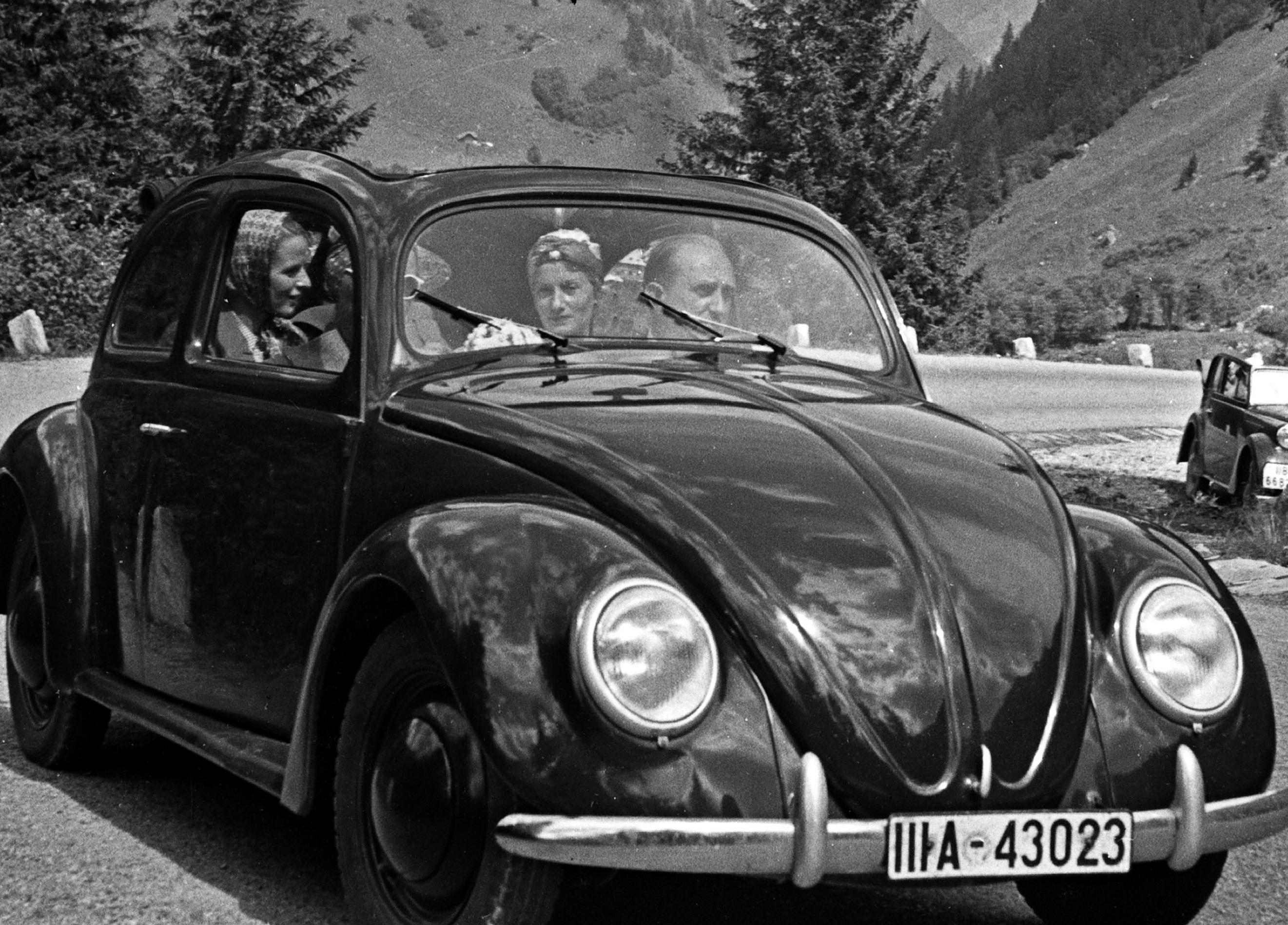 Exploring the countryside in a Volkswagen beetle, Germany 1939 Printed Later - Photograph by Karl Heinrich Lämmel