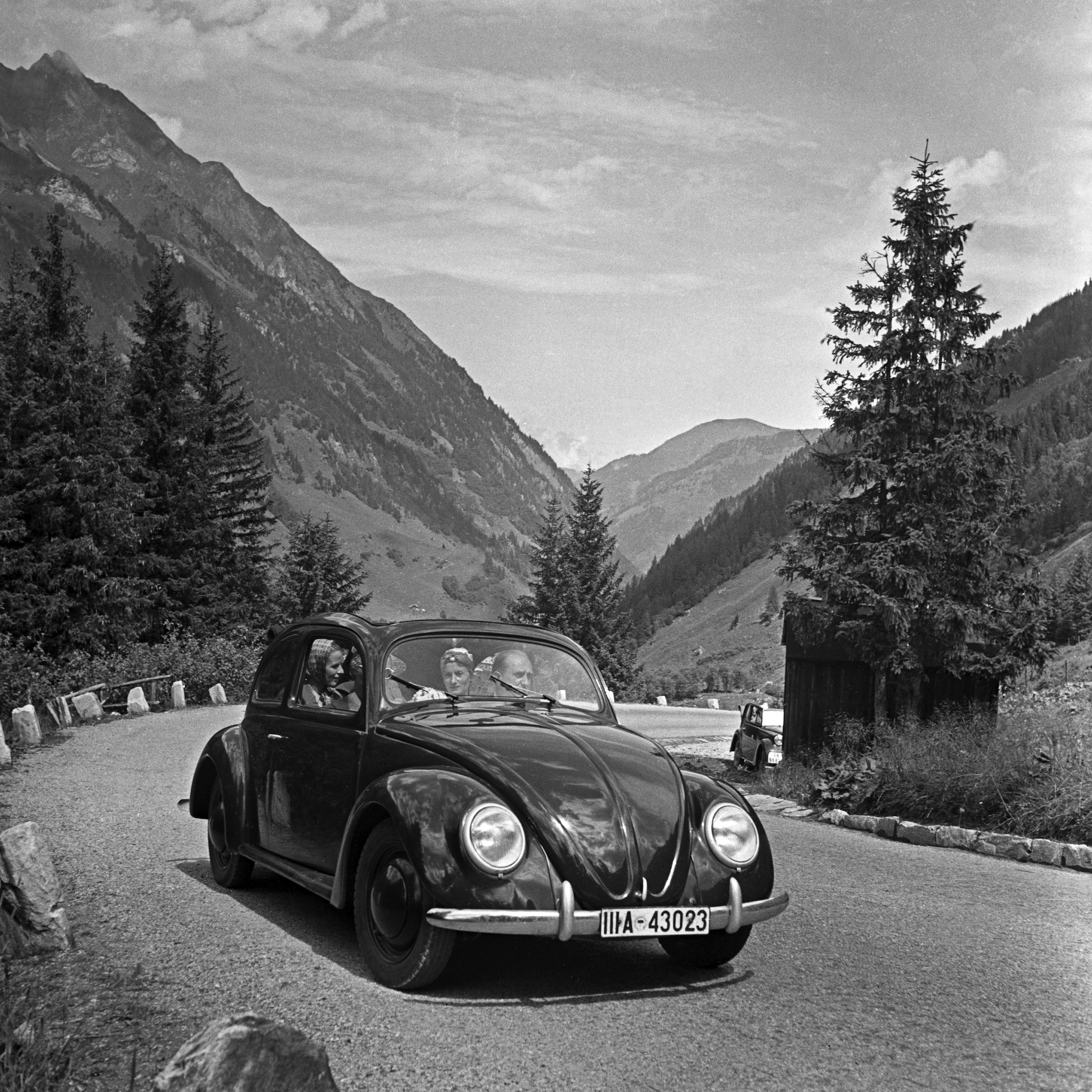 Black and White Photograph Karl Heinrich Lämmel - Exploration de la campagne dans un scarabée de Volkswagen, Allemagne, 1939 Imprimé plus tard