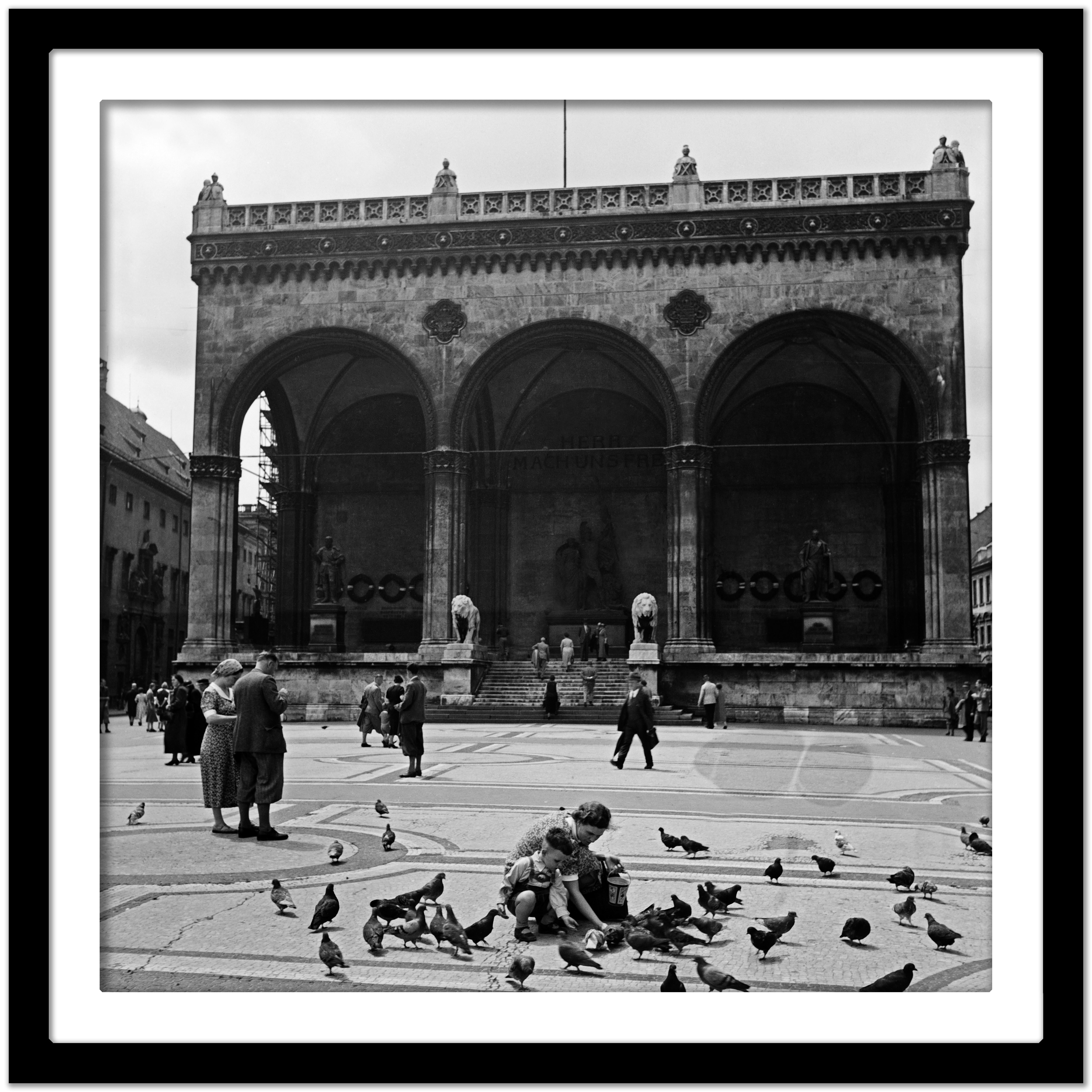 hall Feldherrhalle sur la place Odeonsplatz à Munich, Allemagne 1937, Imprimé ultérieurement - Noir Black and White Photograph par Karl Heinrich Lämmel