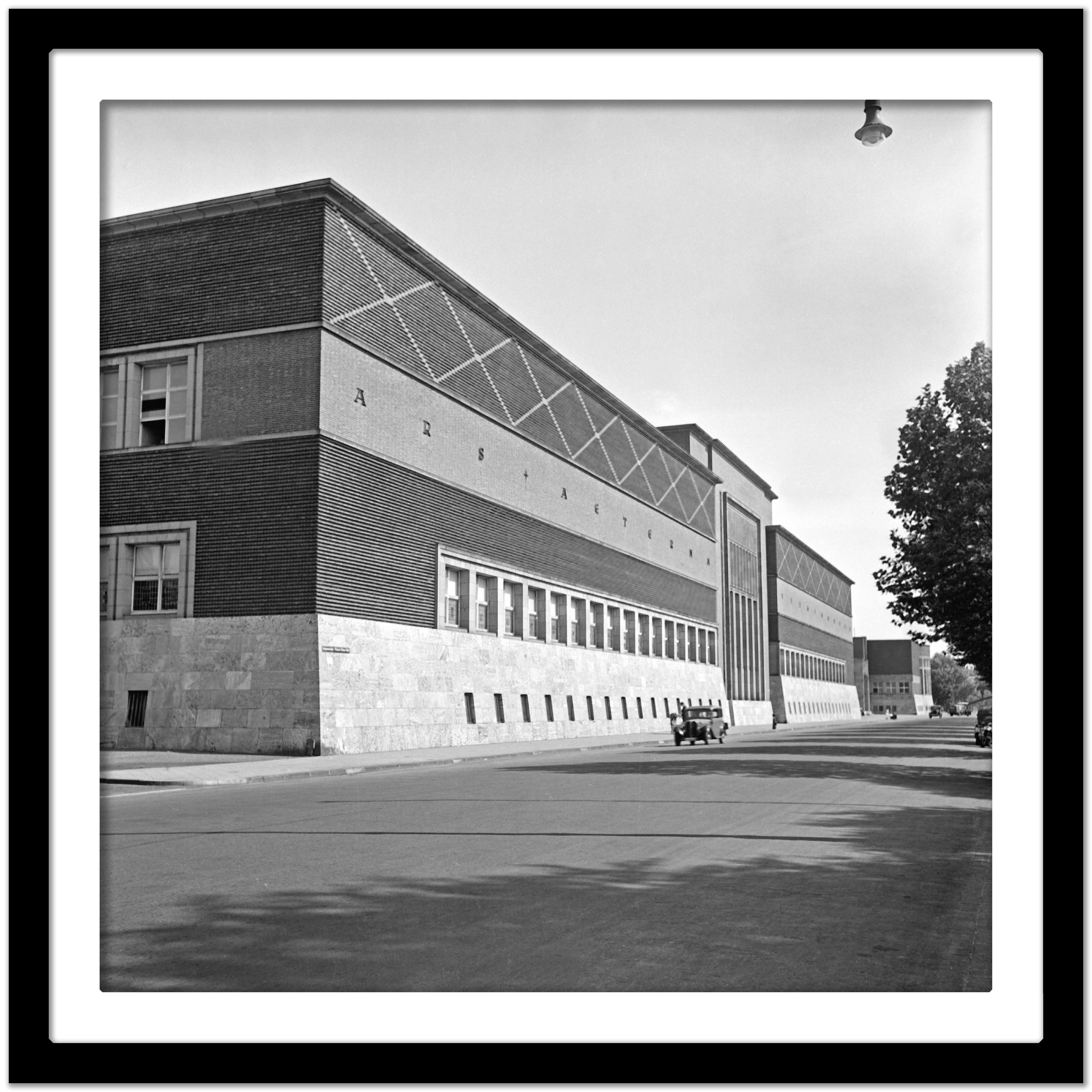 Palais des beaux-arts à la cour d'honneur de Duesseldorf, Allemagne 1937 Imprimé ultérieurement  - Gris Black and White Photograph par Karl Heinrich Lämmel