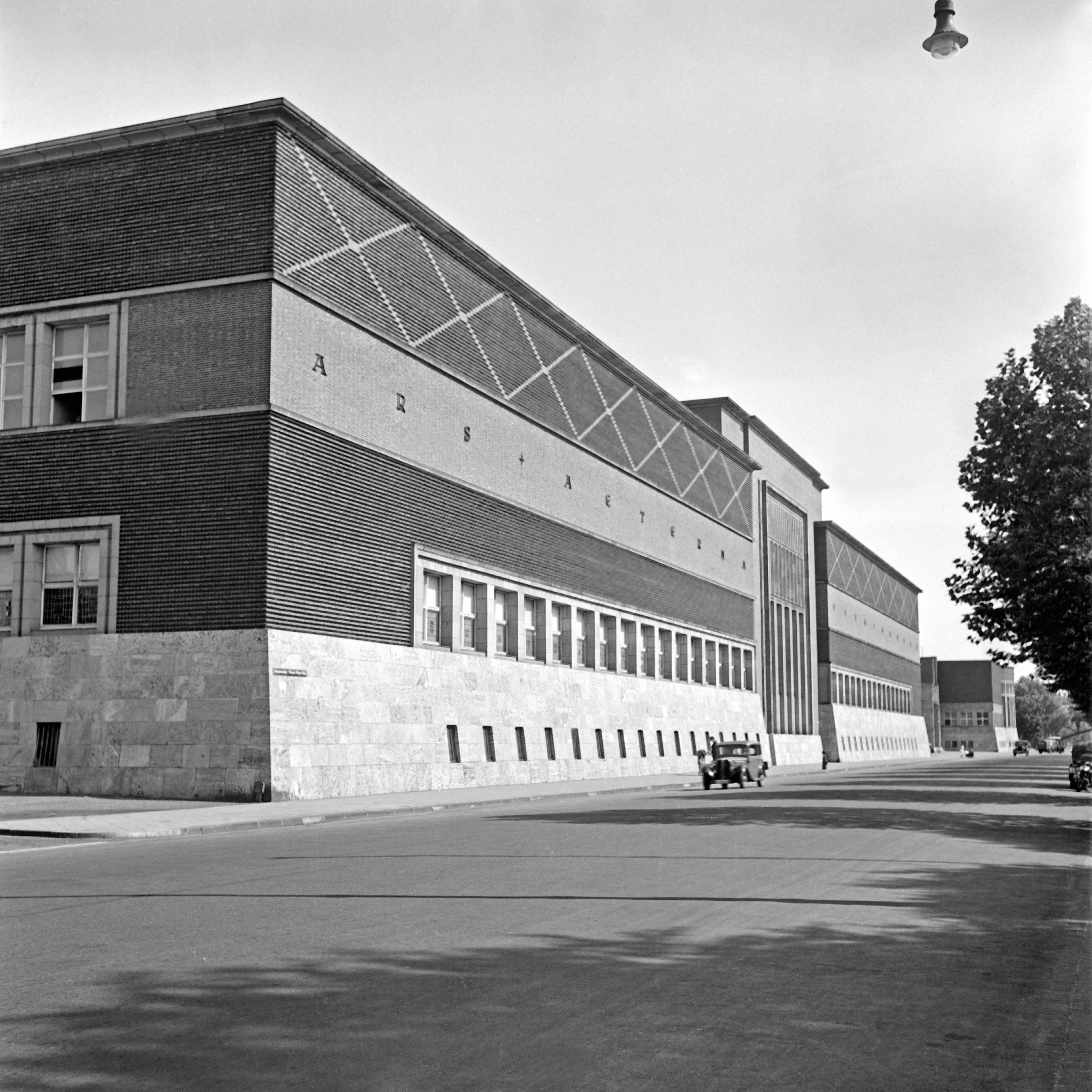 Black and White Photograph Karl Heinrich Lämmel - Palais des beaux-arts à la cour d'honneur de Duesseldorf, Allemagne 1937 Imprimé ultérieurement 