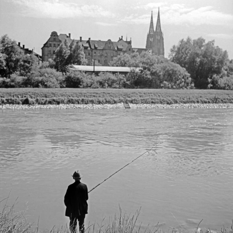 Karl Heinrich Lämmel Color Photograph – Fischer am Ufer eines Flusses, Deutschland 1930 Limitierte ΣYMO-Ausgabe, Exemplar 1 von 50