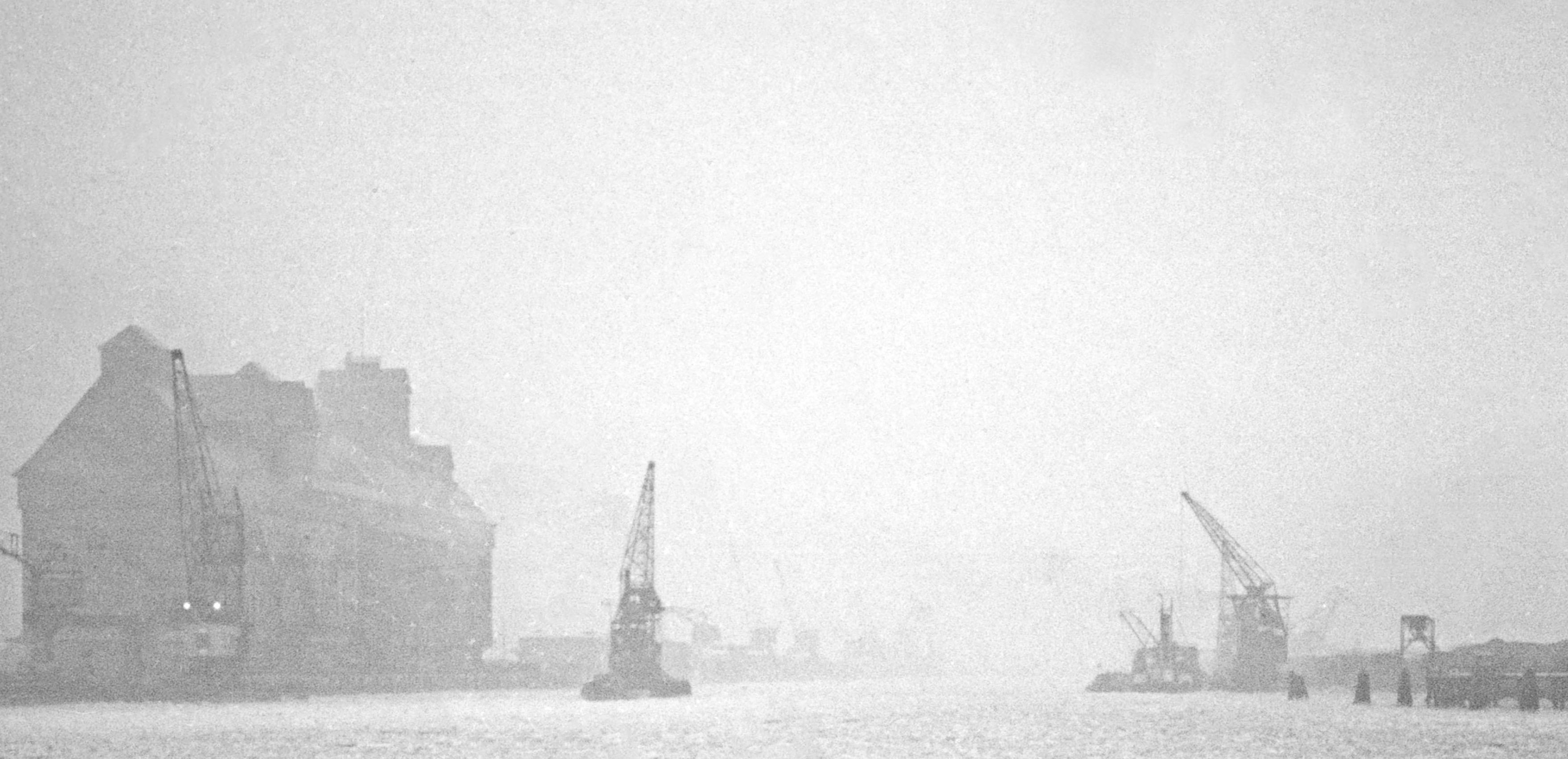 jour d'hiver hiver Foggy au port de Koenigsberg, Prusse orientale Allemagne 1934 Imprimé plus tard  - Moderne Photograph par Karl Heinrich Lämmel