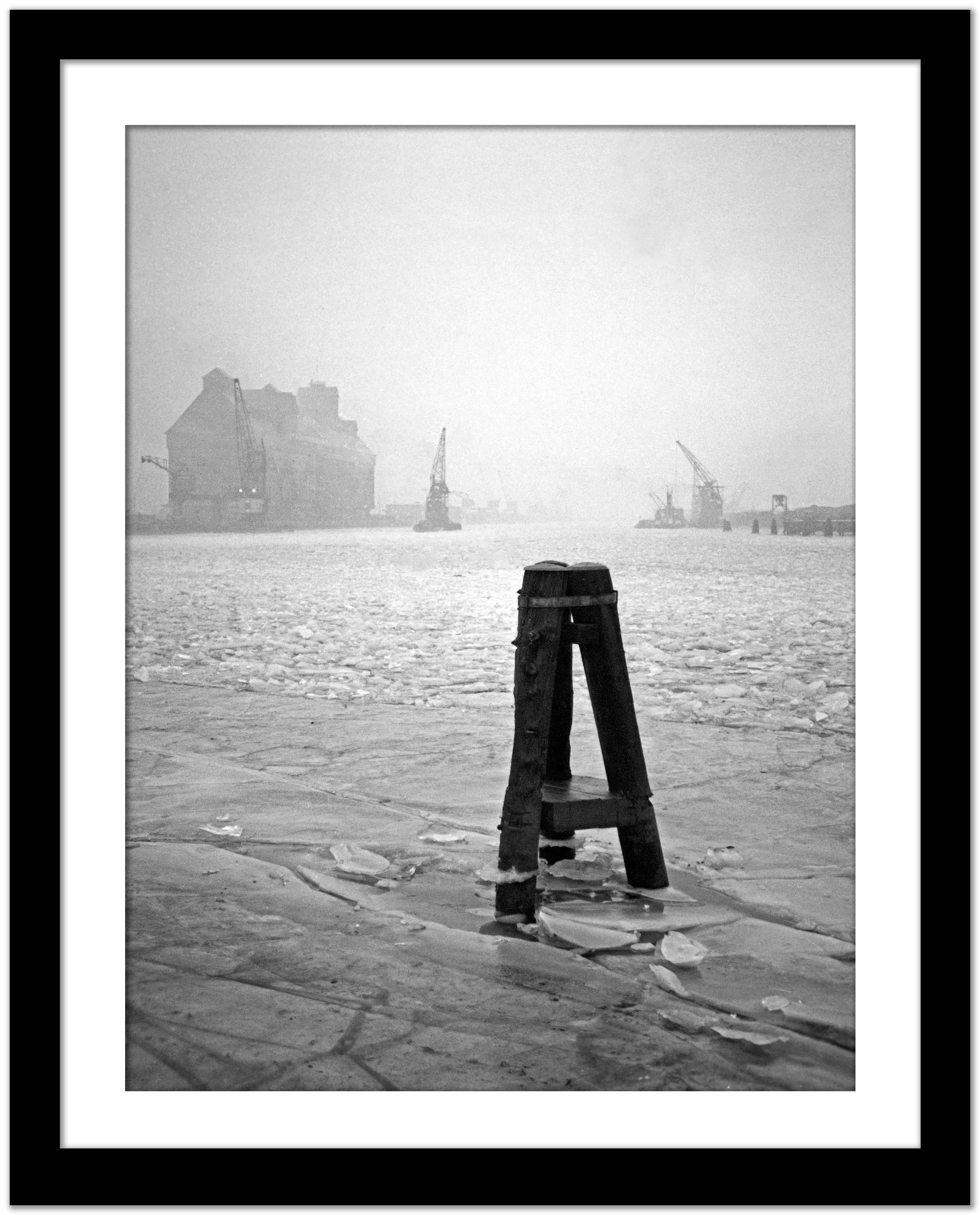 jour d'hiver hiver Foggy au port de Koenigsberg, Prusse orientale Allemagne 1934 Imprimé plus tard  - Gris Black and White Photograph par Karl Heinrich Lämmel