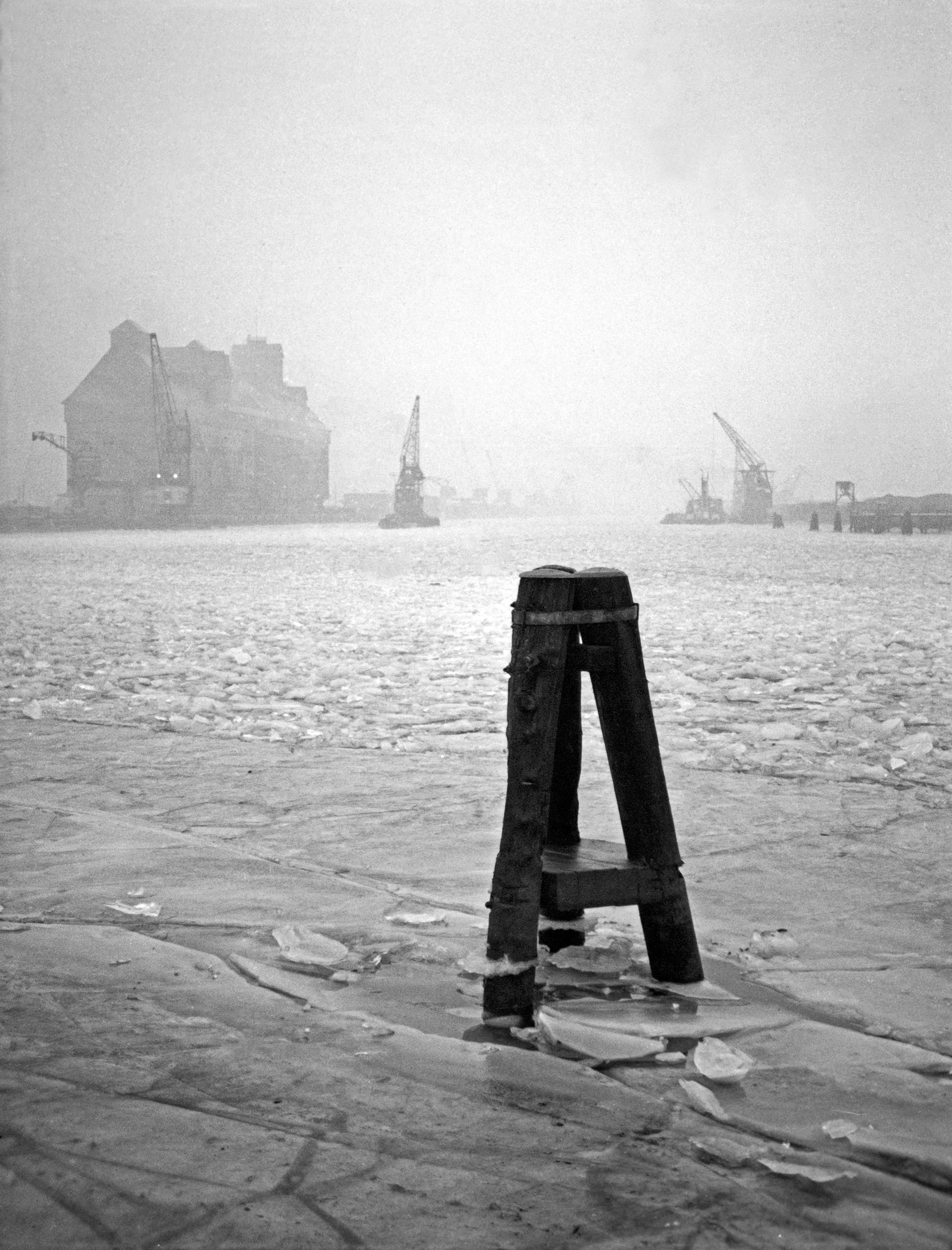 Black and White Photograph Karl Heinrich Lämmel - jour d'hiver hiver Foggy au port de Koenigsberg, Prusse orientale Allemagne 1934 Imprimé plus tard 