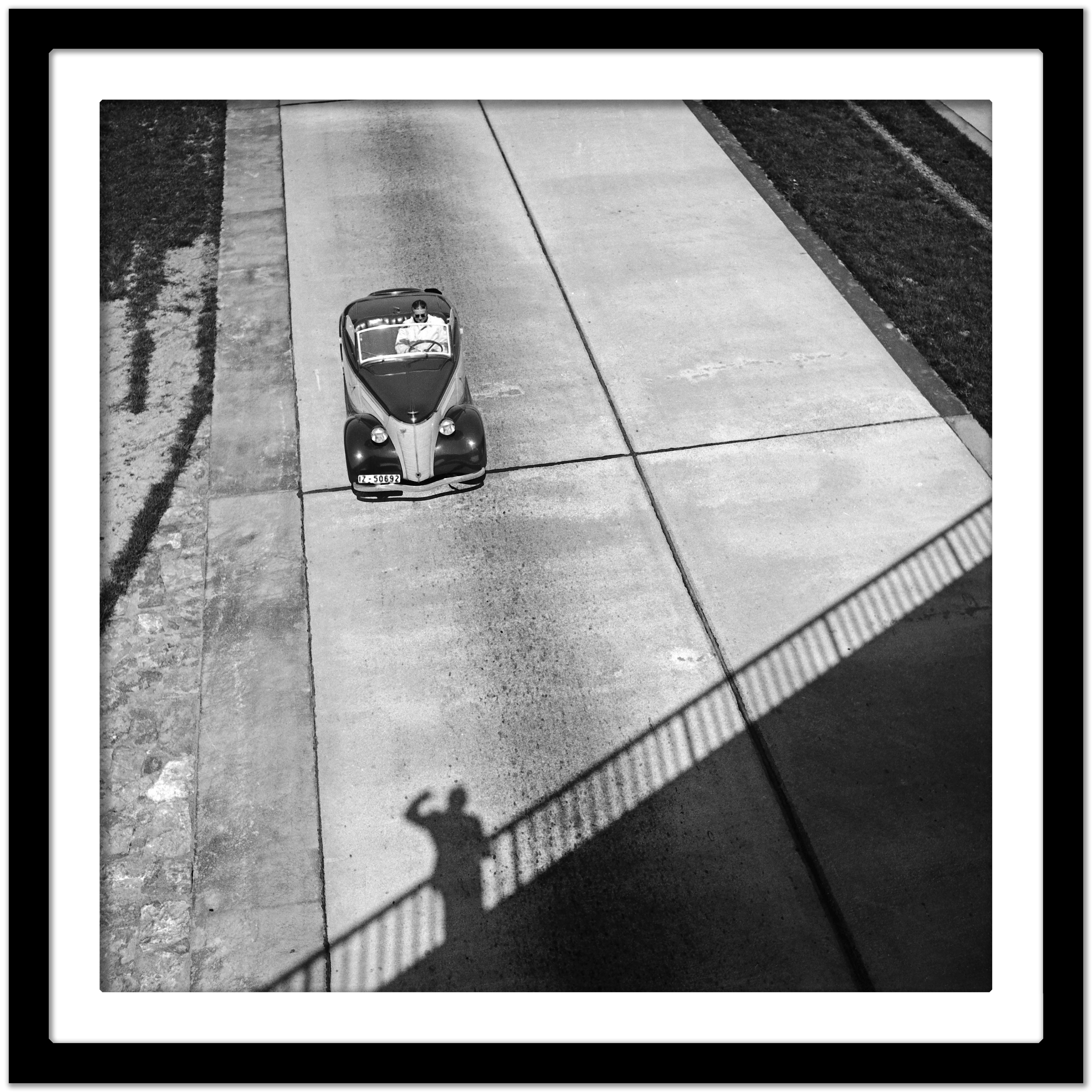 Bridge de Ford Eifel pour la Reichsautobahn, gare de Bayreuth, Allemagne 1935 Imprimé ultérieurement  - Gris Black and White Photograph par Karl Heinrich Lämmel